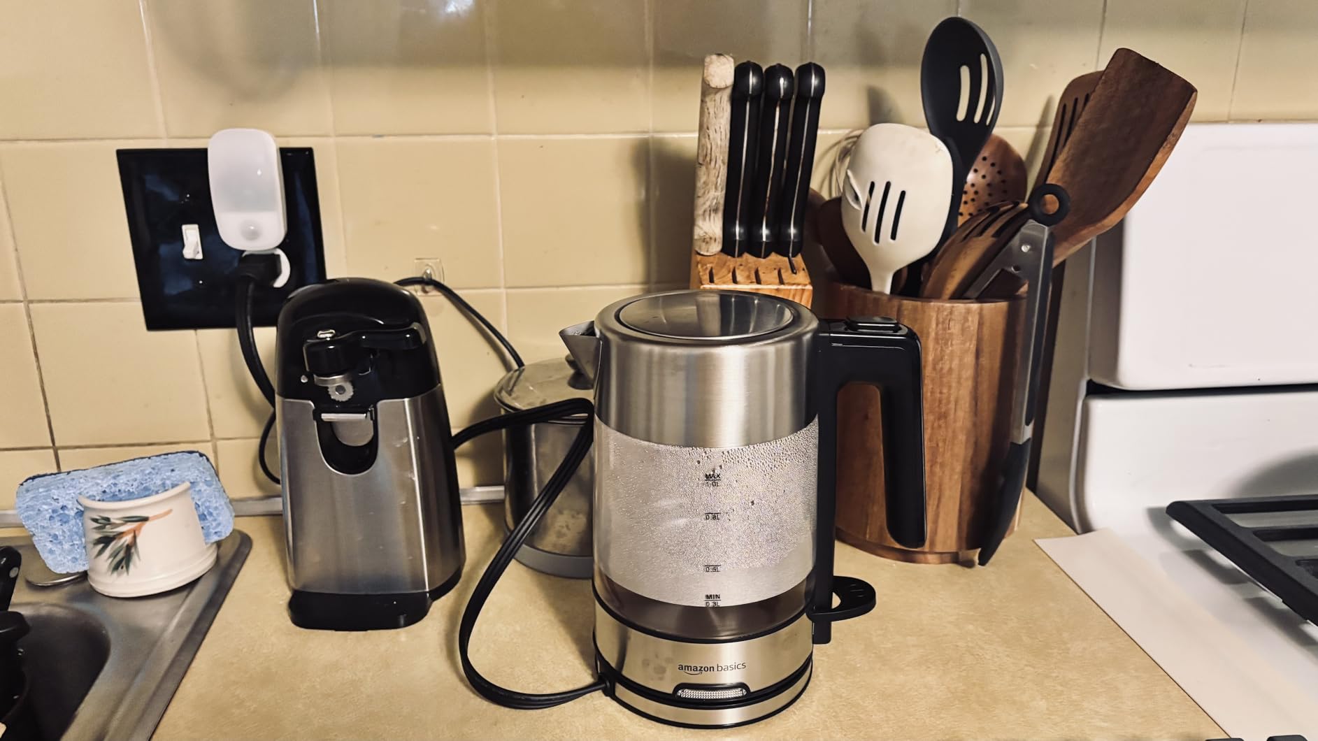 Amazon Basics Electric Kettle with Glass Carafe for Tea and Coffee, BPA-Free, Fast Boiling, Auto Shut-Off, Boil-Dry Protection, Water Level Indicator, 1.7 Liter, 1500W, Black and Silver customer photo 1