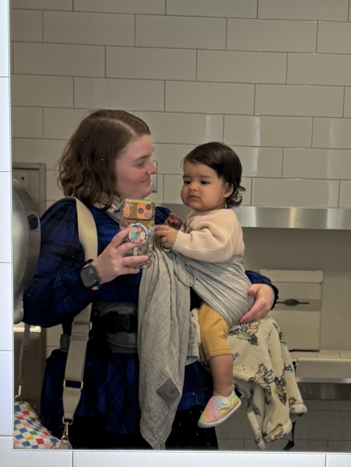Tushbaby Original Hip Seat Baby Carrier for Babies & Toddlers up to 45 lbs, Safety Certified, Lightweight No-Foam Design with Storage, Grey customer photo 2