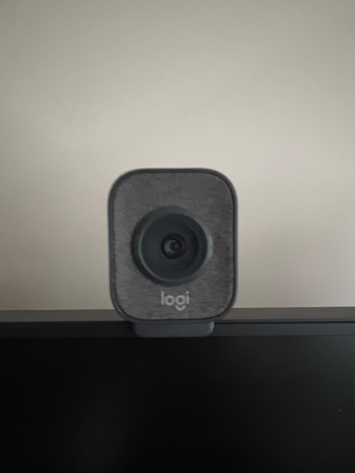 Logitech StreamCam Premium Webcam for Streaming and Content Creation, Full HD 1080p 60 fps, Works with Microsoft Teams, Google Meet, Zoom, for PC/Mac - Off-White customer photo 1