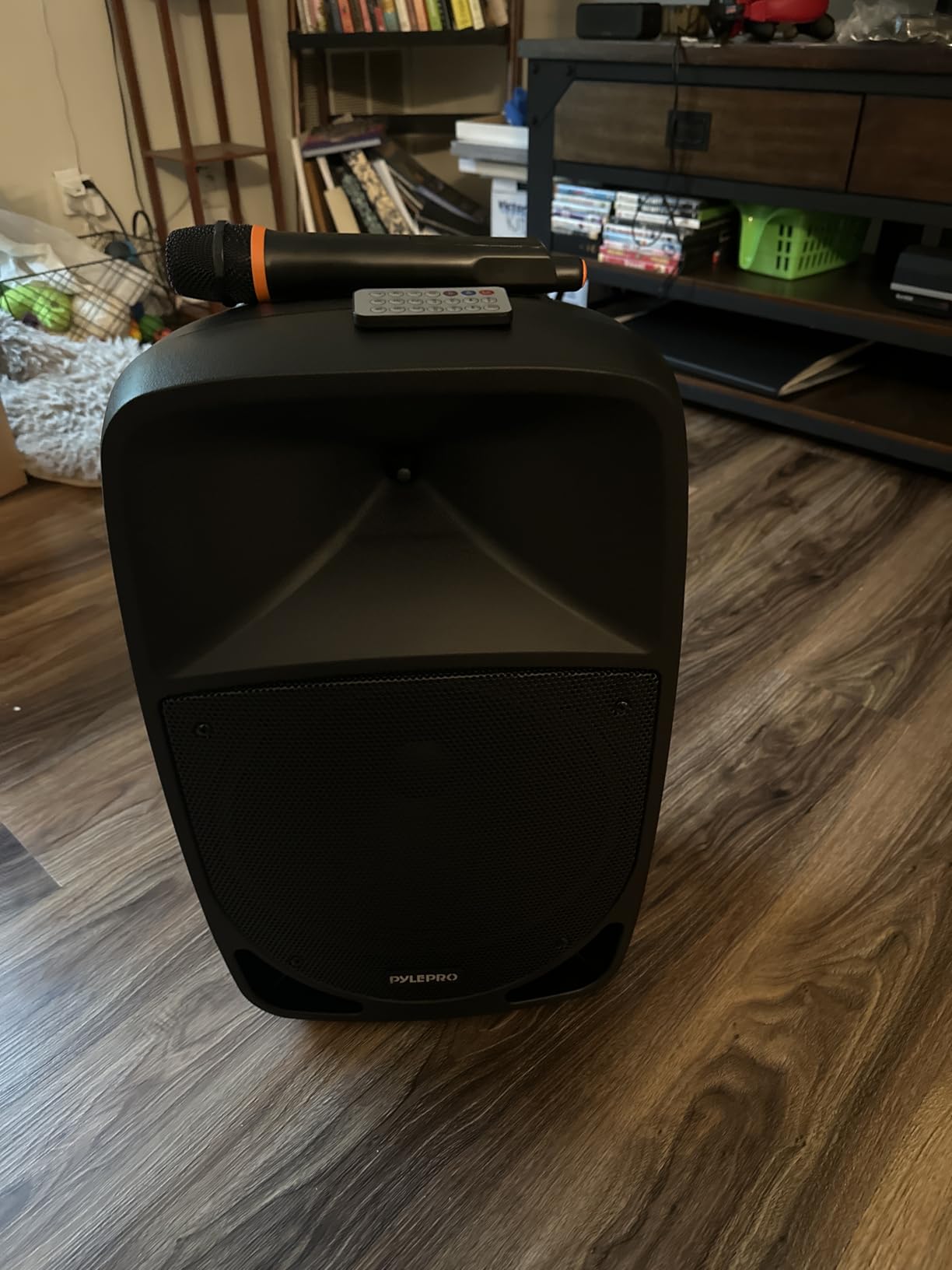 Pyle PSBT105A - 1000W Portable Bluetooth PA Speaker, 10'' Subwoofer, UHF Wireless Mic, MP3/USB/SD, Rechargeable Battery customer photo 1
