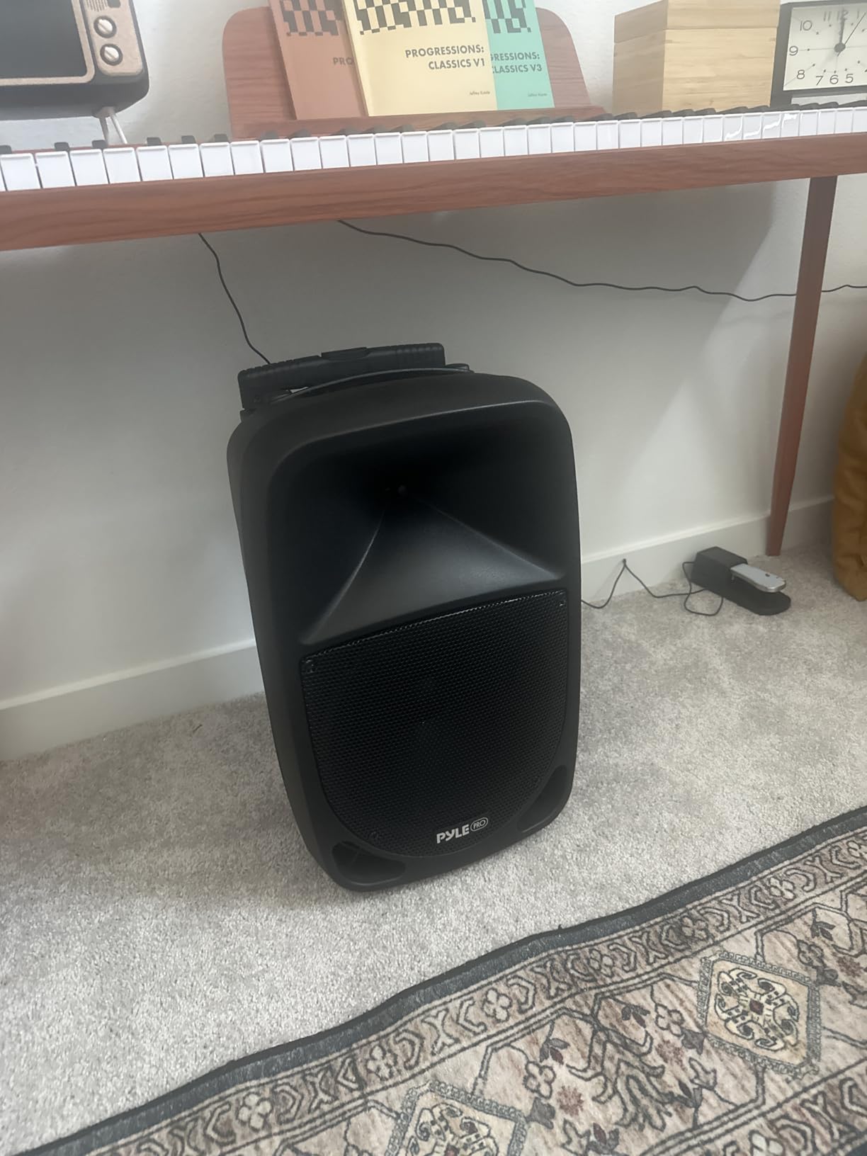 Pyle PSBT105A - 1000W Portable Bluetooth PA Speaker, 10'' Subwoofer, UHF Wireless Mic, MP3/USB/SD, Rechargeable Battery customer photo 2