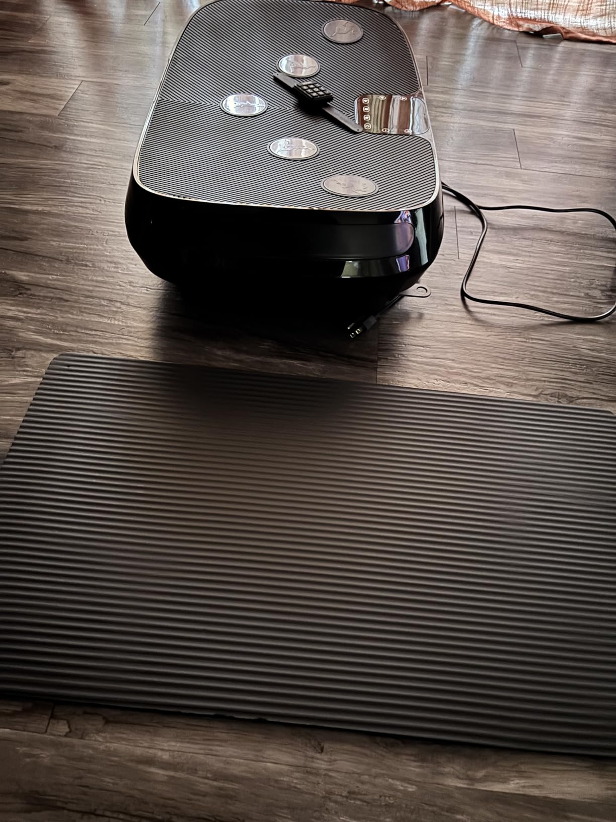 Lifepro Rumblex 4D Curved Vibration Plate Exercise Machine - Triple Motor, 7 Modes & 60 Speeds Vibrating Platform Machine - Full Body Vibration Plate for Lymphatic Drainage & at Home Workout customer photo 2