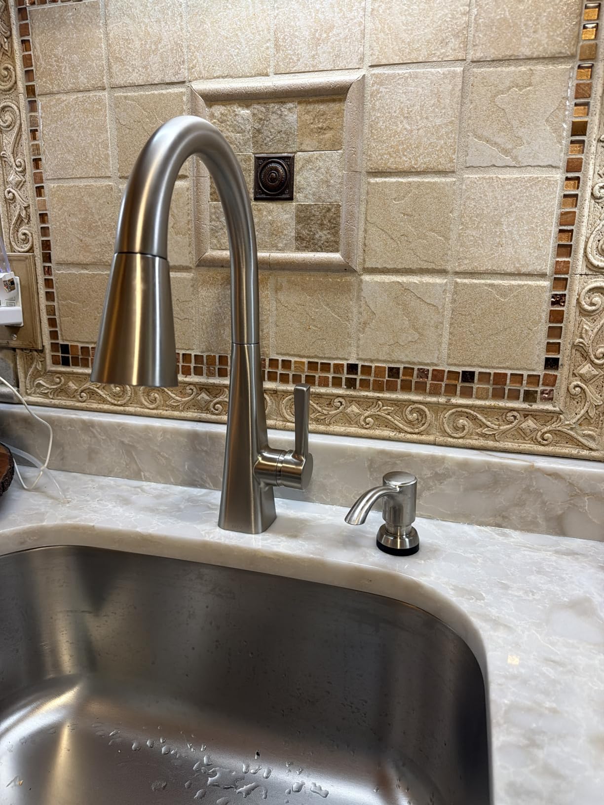 Delta Lenta Brushed Nickel Kitchen Faucet with Pull Down Sprayer, Modern Single Hole Kitchen Sink Faucet customer photo 1