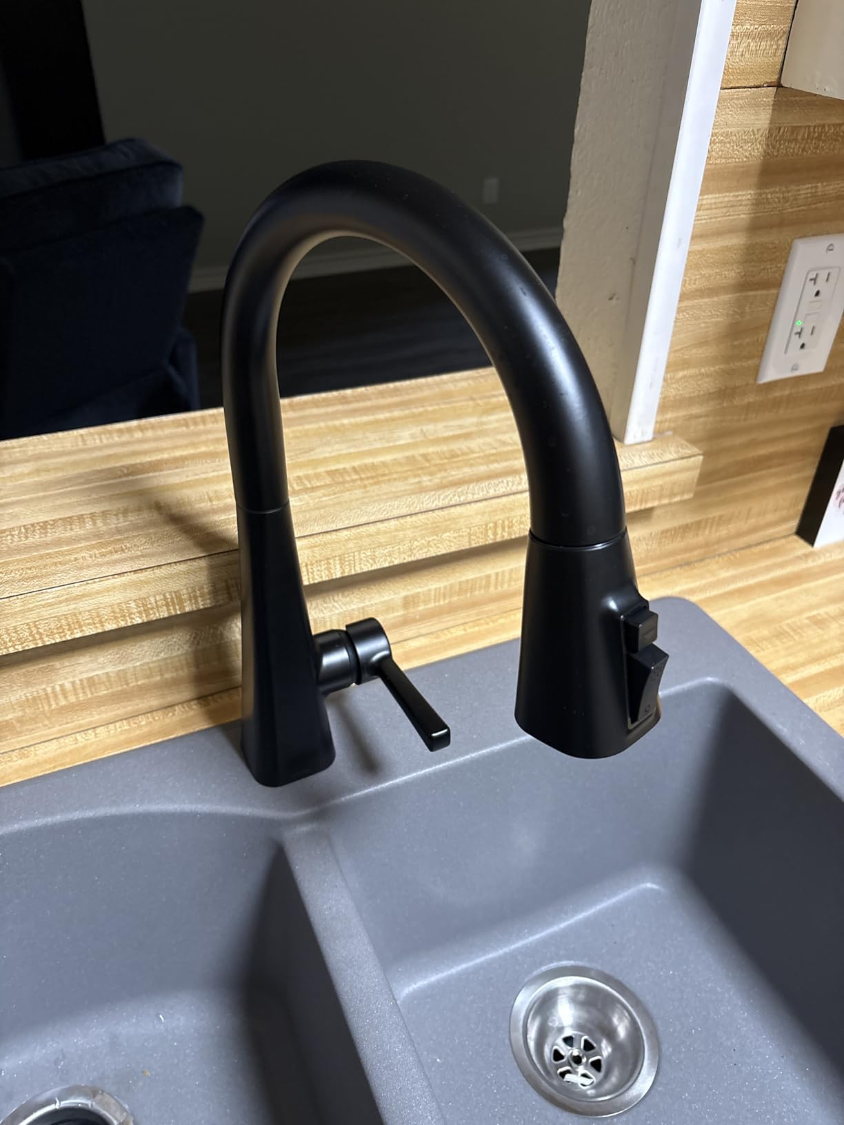 Delta Lenta Brushed Nickel Kitchen Faucet with Pull Down Sprayer, Modern Single Hole Kitchen Sink Faucet customer photo 2