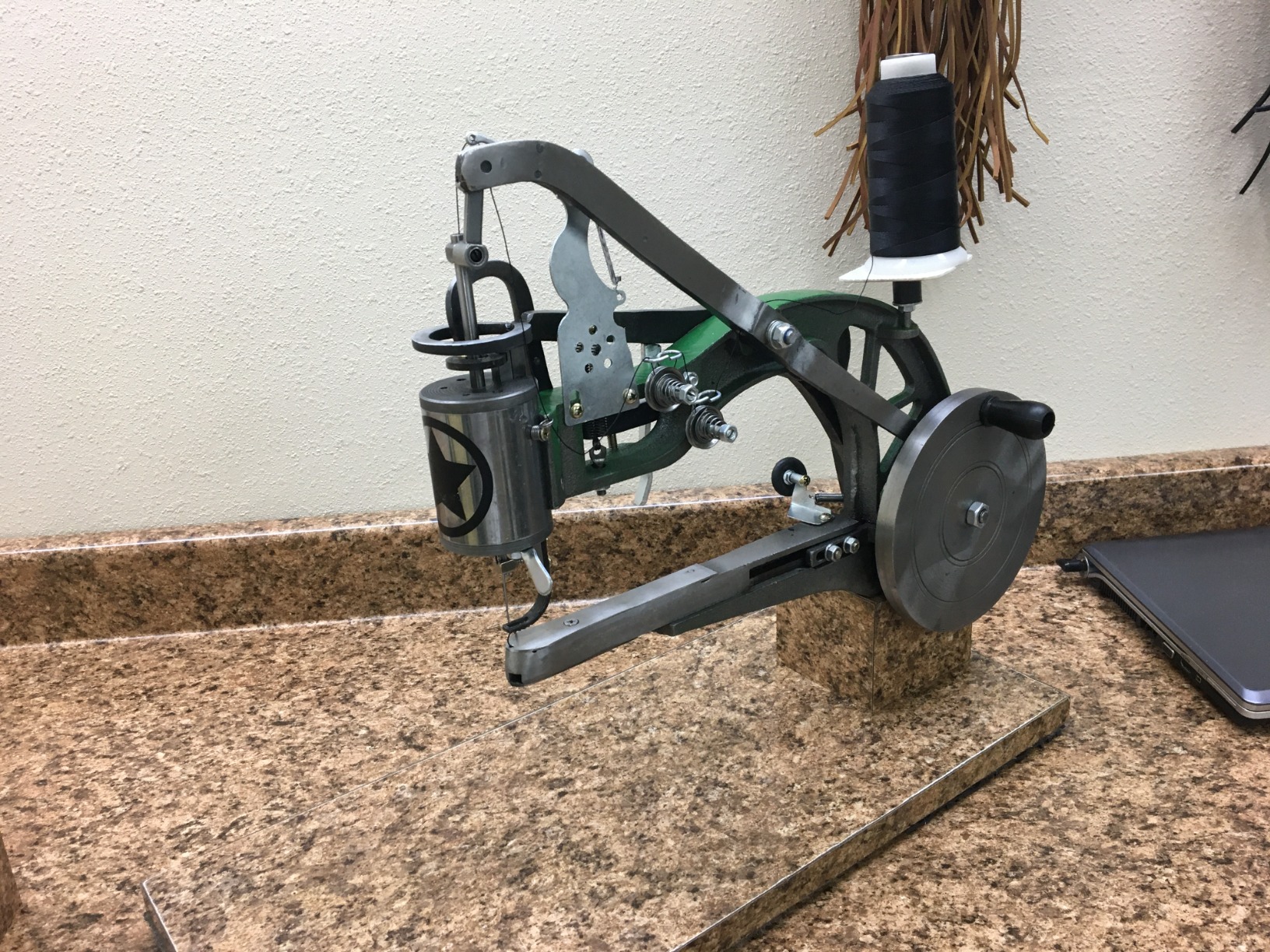 The New Cobbler Machine 10-Bearings, Shoe Repair Hand Leather Sewing Machine with Nylon Line, Manual Mending for Leather/Shoes/Bags/Clothes/Quilts/Coats/Trousers customer photo 1