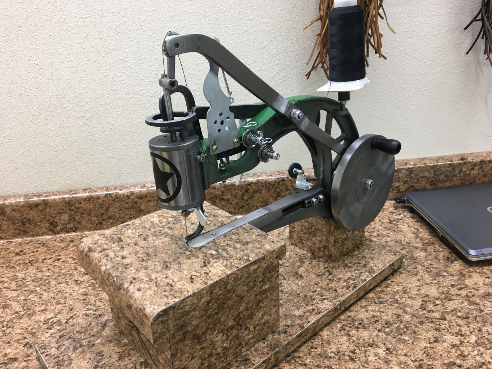 The New Cobbler Machine 10-Bearings, Shoe Repair Hand Leather Sewing Machine with Nylon Line, Manual Mending for Leather/Shoes/Bags/Clothes/Quilts/Coats/Trousers customer photo 2