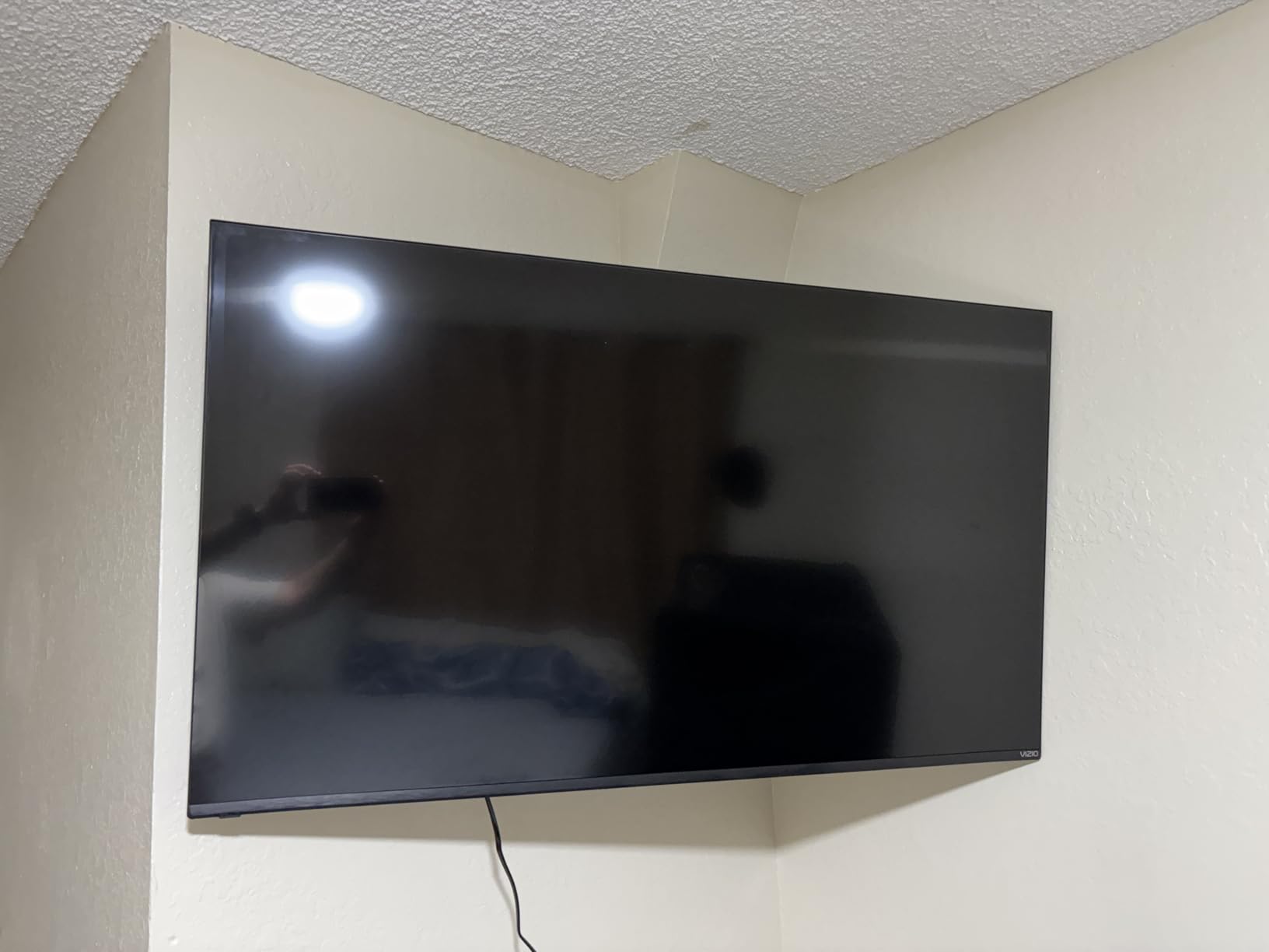 ELIVED TV Wall Mount for Most 26-60 Inch TVs, Wall Mount Bracket Max VESA 400x400mm, Swivel and Tilt Full Motion TV Mount with Single Stud Perfect Center Design, Corner Mount Holds up to 77 lbs. customer photo 1