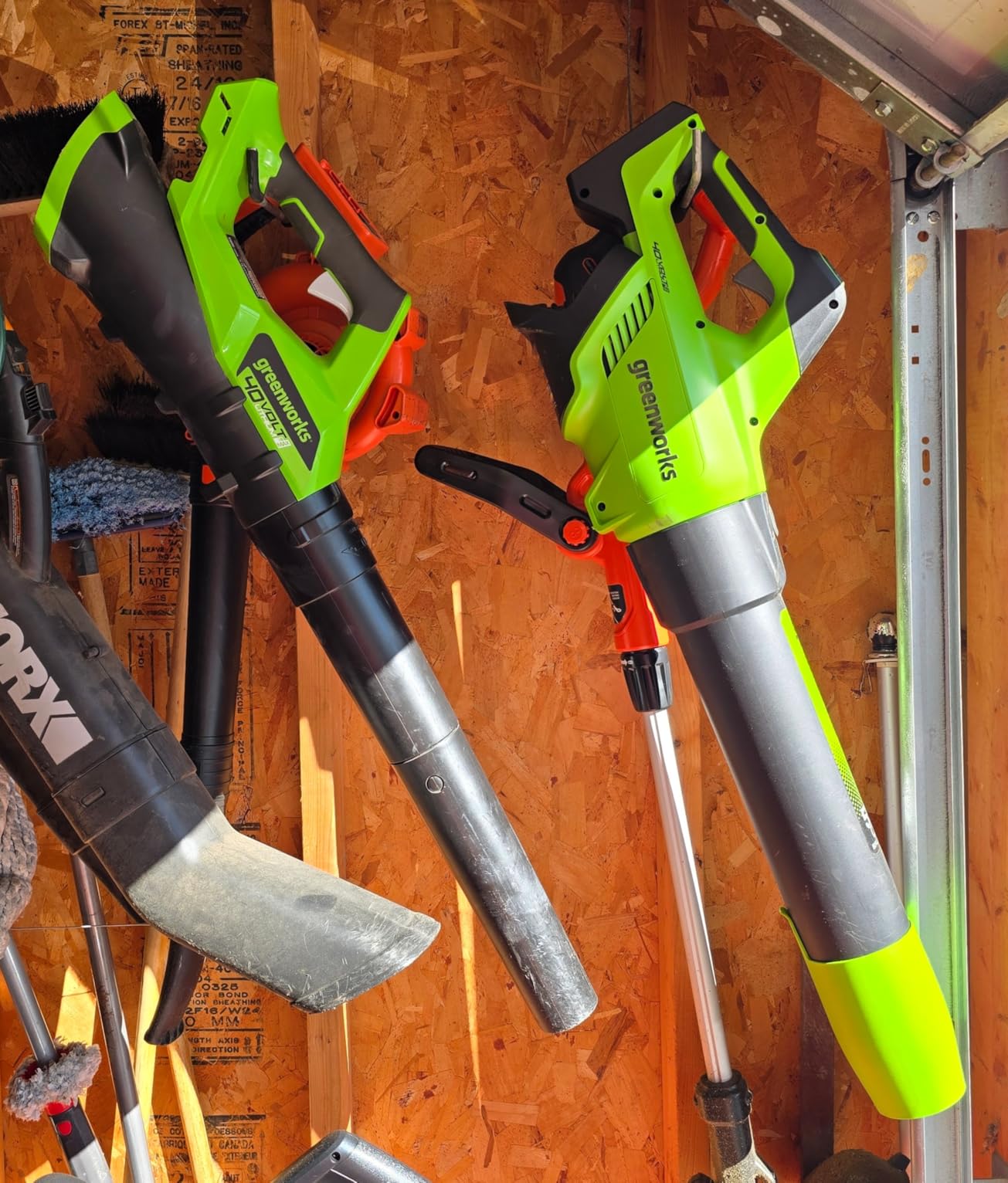 Greenworks 40V (130 MPH / 550 CFM ) Brushless Axial Leaf Blower, Ultra-Powerful for Wet Leaves, Heavy Debris, Gravel and Driveway Snow, Includes 4.0Ah Battery and Charger customer photo 1