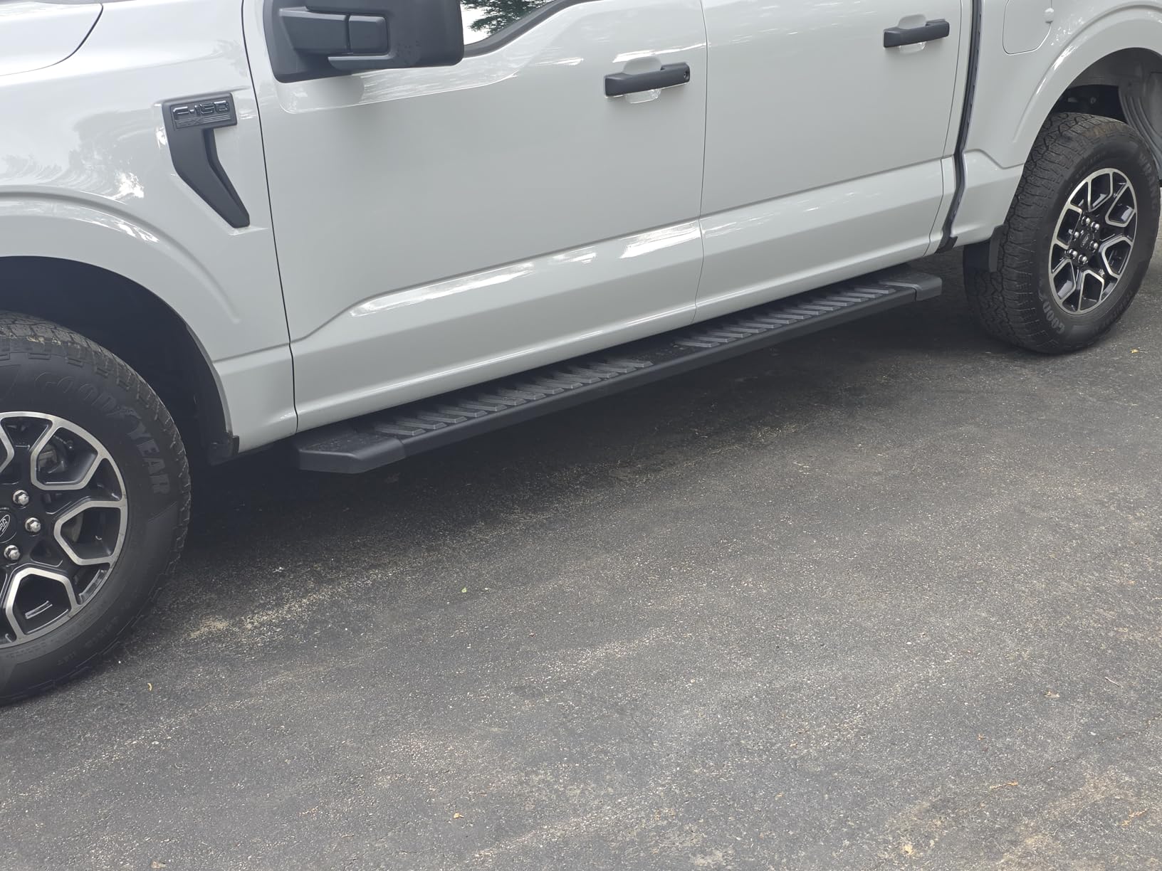 COMNOVA Pair Running Board Nerf Bar Compatible with 15-26 Ford F150 Superduty Crew Cab (4 Full Size Doors) Rocker Slider Side Steps, Width 6 Inches V Style customer photo 1