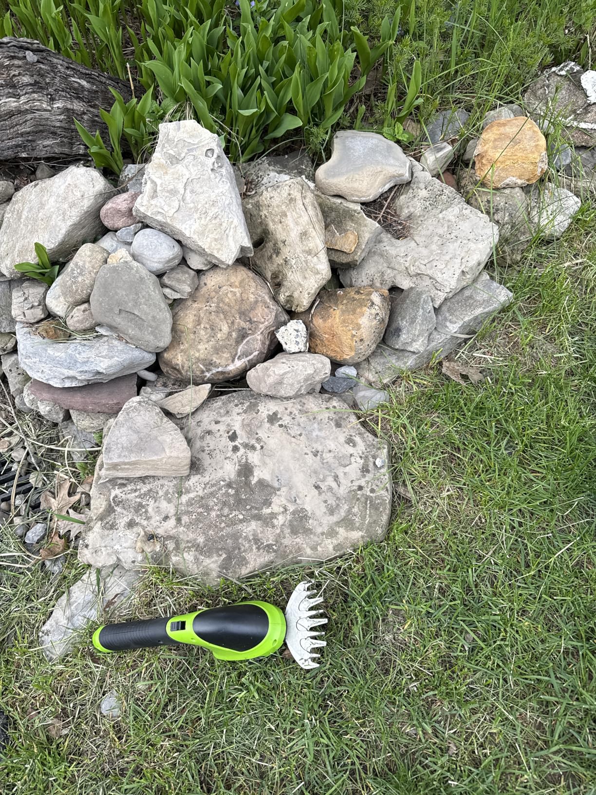 WORKPRO Cordless Grass Shear & Shrubbery Trimmer - 2 in 1 Handheld 7.2V Electric Grass Trimmer Hedge Shears/Grass Cutter Rechargeable Lithium-Ion Battery and Type-C Cable Included customer photo 1