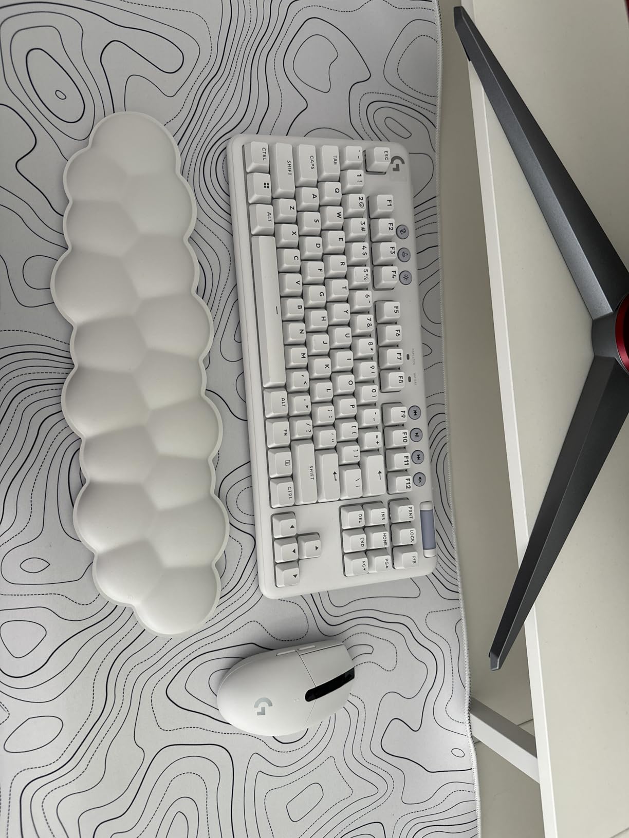 Logitech G715 Wireless Mechanical Gaming Keyboard with LIGHTSYNC RGB, Lightspeed, Tactile Switches (GX Brown), and Keyboard Palm Rest, PC/Mac Compatible - White Mist customer photo 1