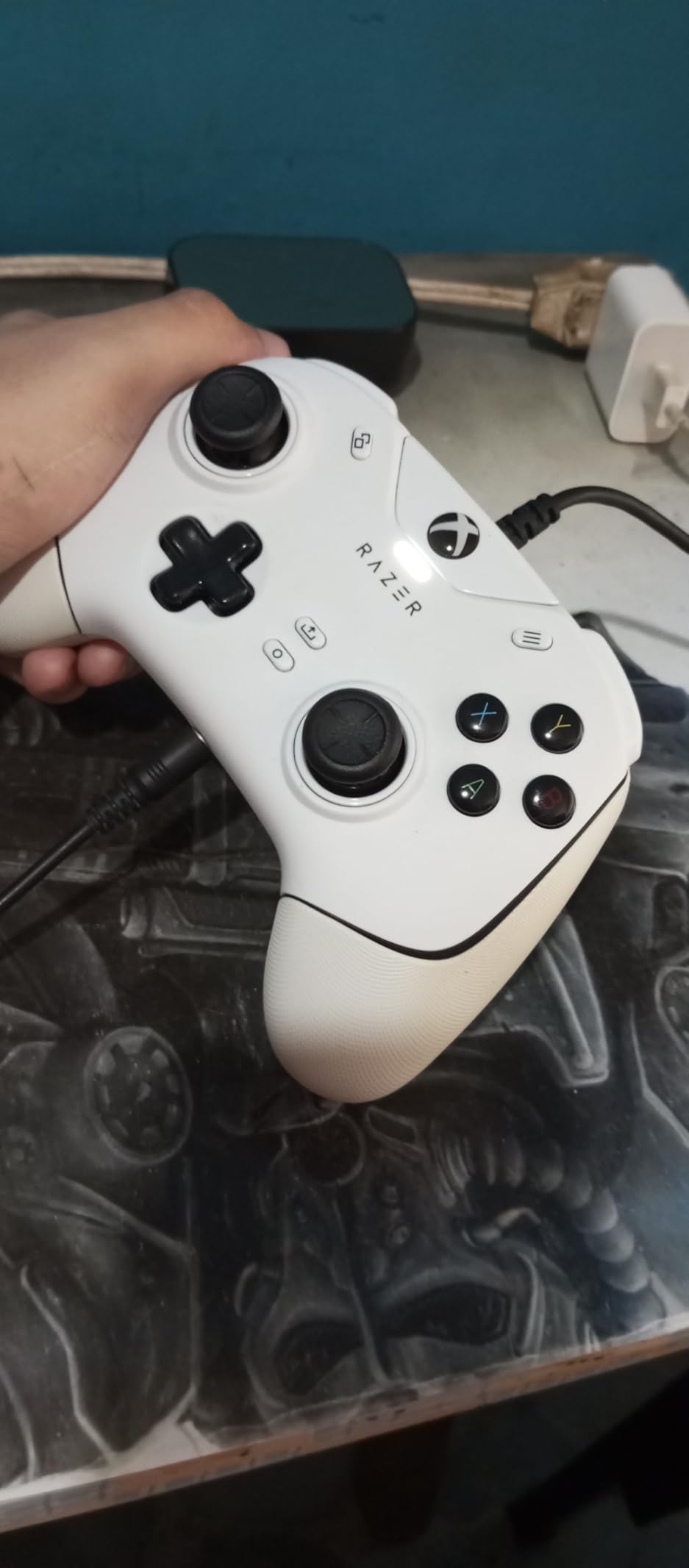 Razer Wolverine V2 Wired Gaming Controller for Xbox Series X|S, Xbox One, PC: Remappable Front-Facing Buttons - Mecha-Tactile Action Buttons and D-Pad - Trigger Stop-Switches - White customer photo 1