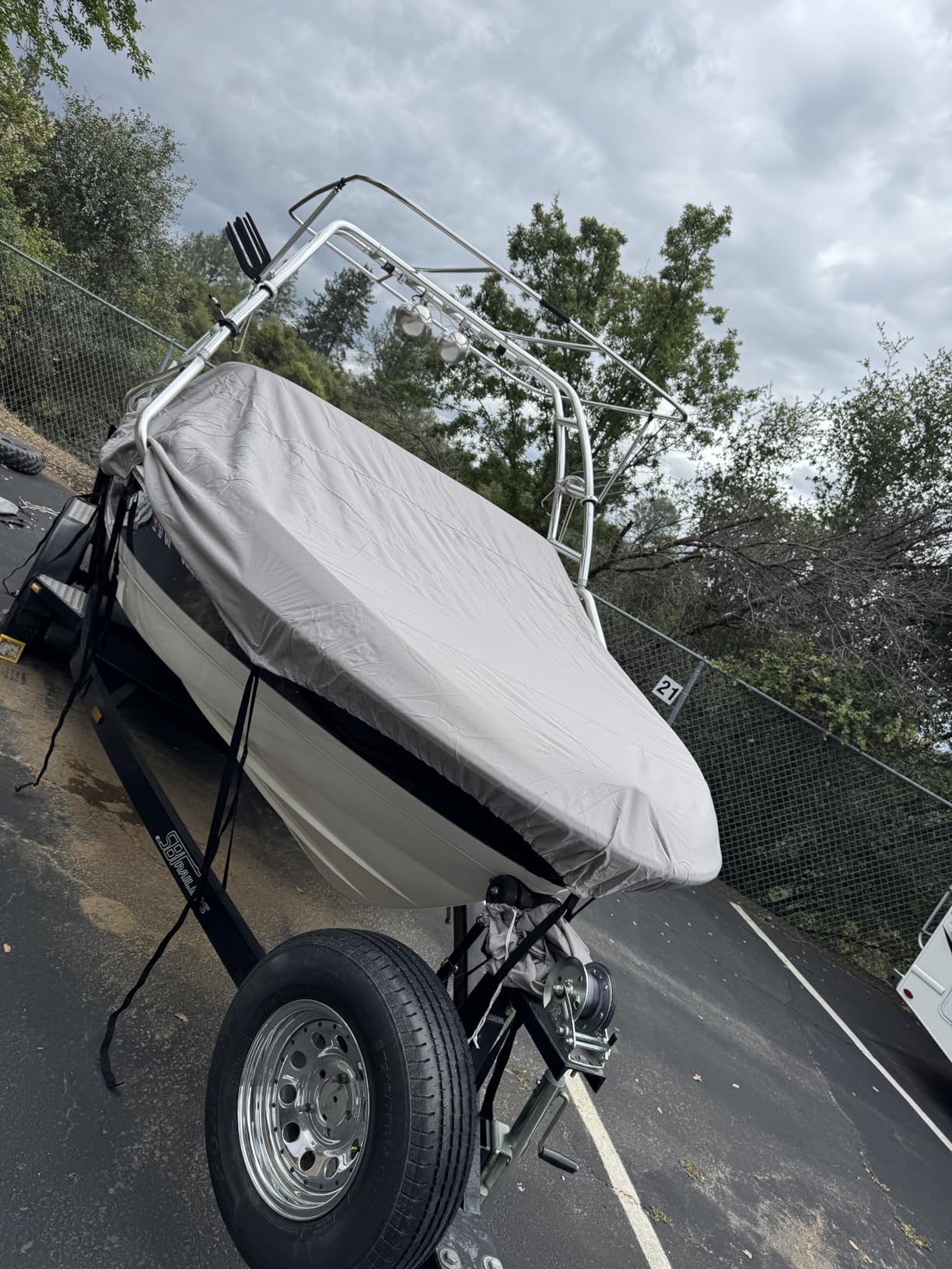 Heavy Duty 1200D PU Waterproof Boat Cover, 20'- 22' Trailerable Marine Grade Polyester Canvas, Fits 20-22ft V-Hull, Runabout, Fishing Boat, Tri-Hull, Pro-Style Bass Boat with Tightening Strap customer photo 1