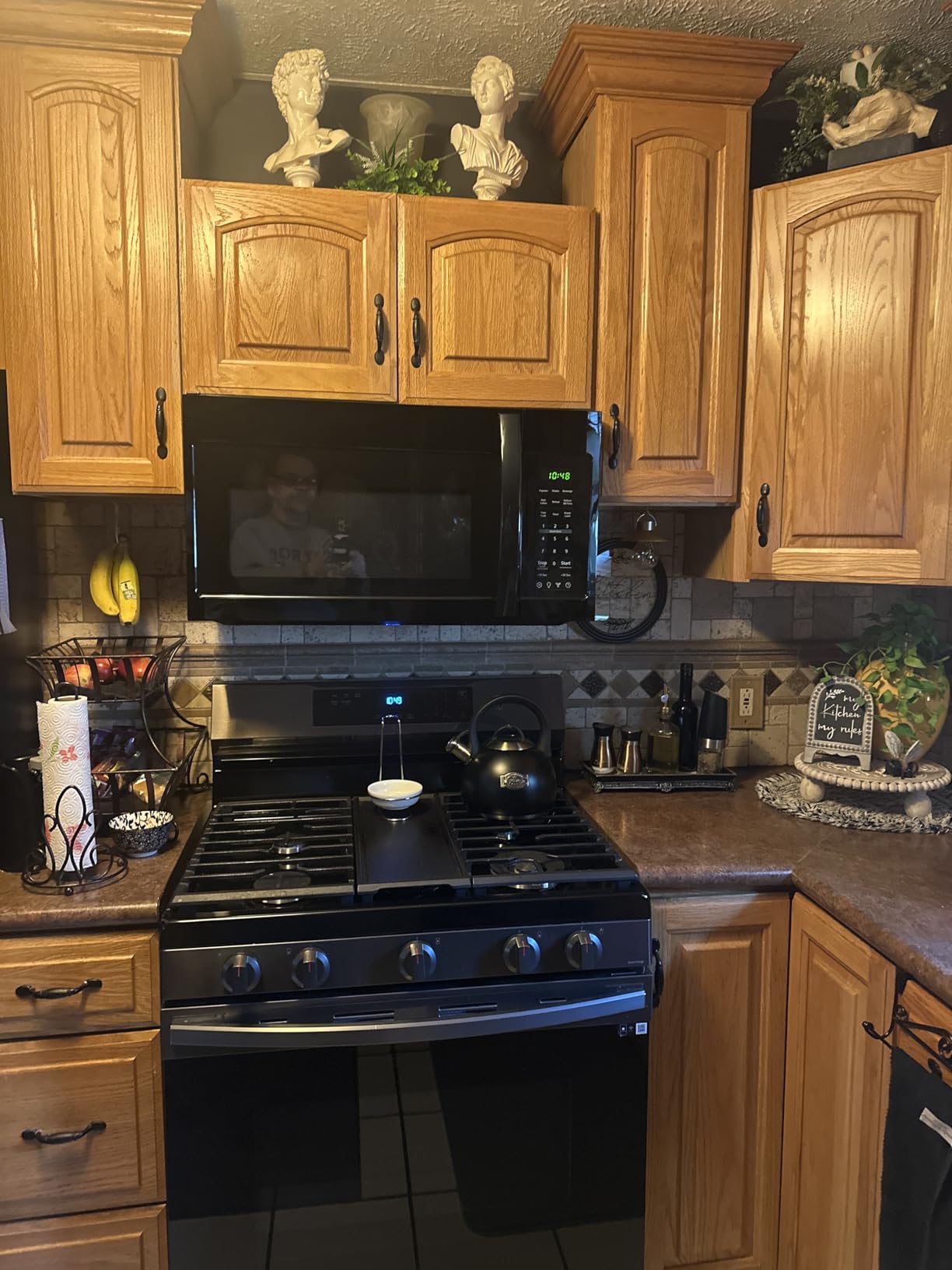 BLACK+DECKER EM044KB19 Over The Range Microwave Oven with One Touch, 1000 Watts, 400 CFM and Auto Cooking, OTR 1.9 Cu.ft customer photo 2