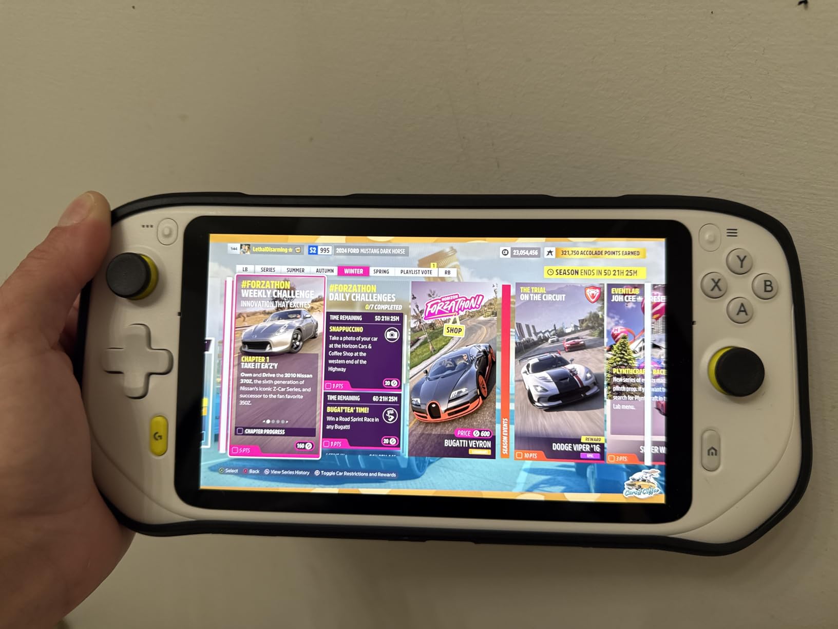 Logitech G Cloud Gaming Handheld - Portable Gaming Console customer photo 1