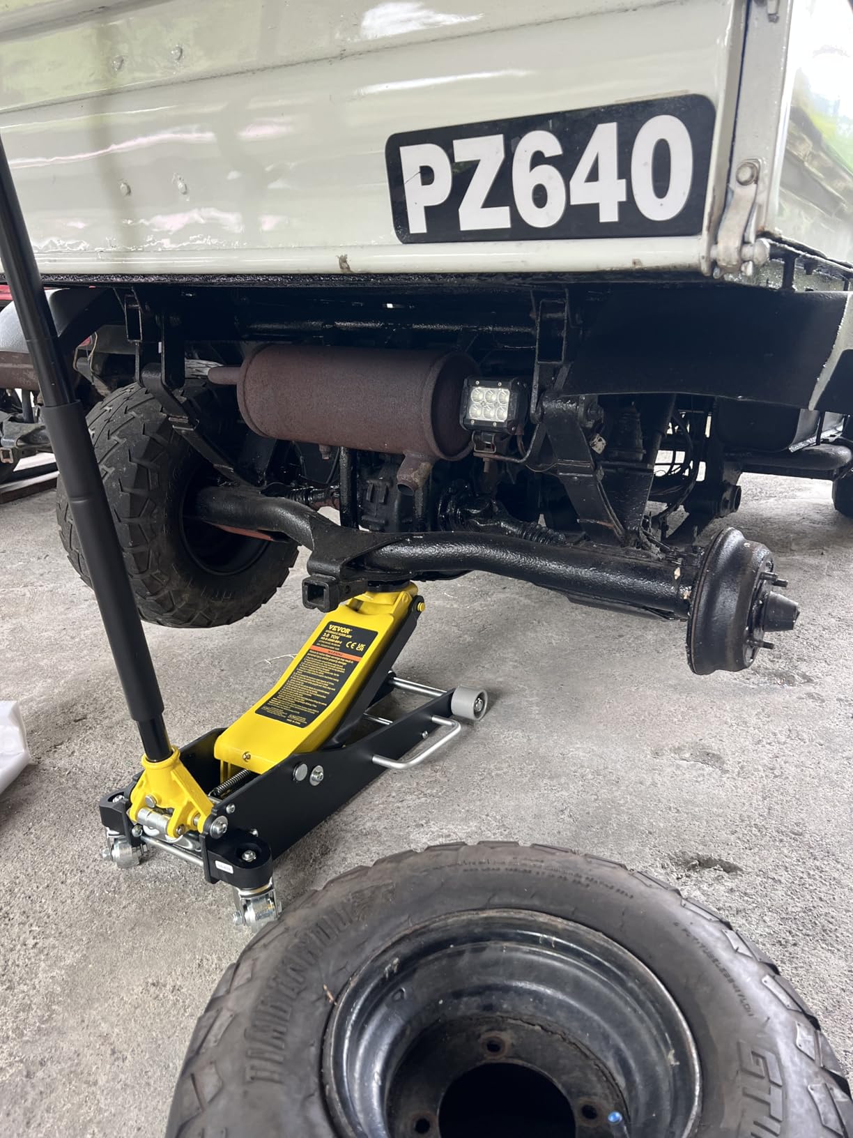 VEVOR 3 Ton Low Profile , Aluminum and Steel Racing Floor Jack with Dual Pistons Quick Lift Pump for Sport Utility Vehicle, Lifting Range 3-6/11