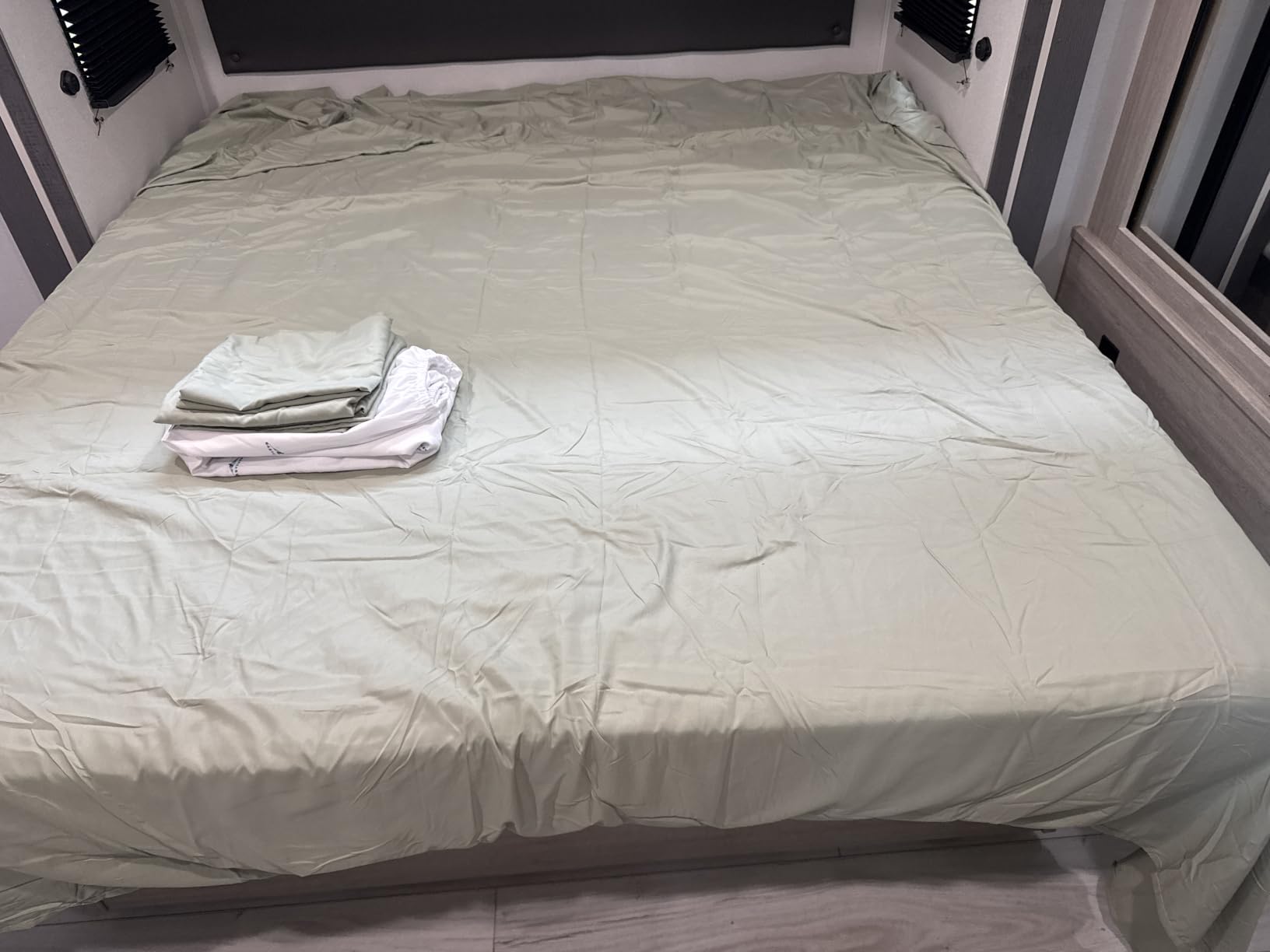 ILAVANDE Queen Sheets Set 6 Piece, Hotel Luxury Super Soft 1800 Series Microfiber Queen Bed Sheets Set - Wrinkle Free & Breathable - 14 Deep Pocket Sheets (Queen, Sage Green) customer photo 1
