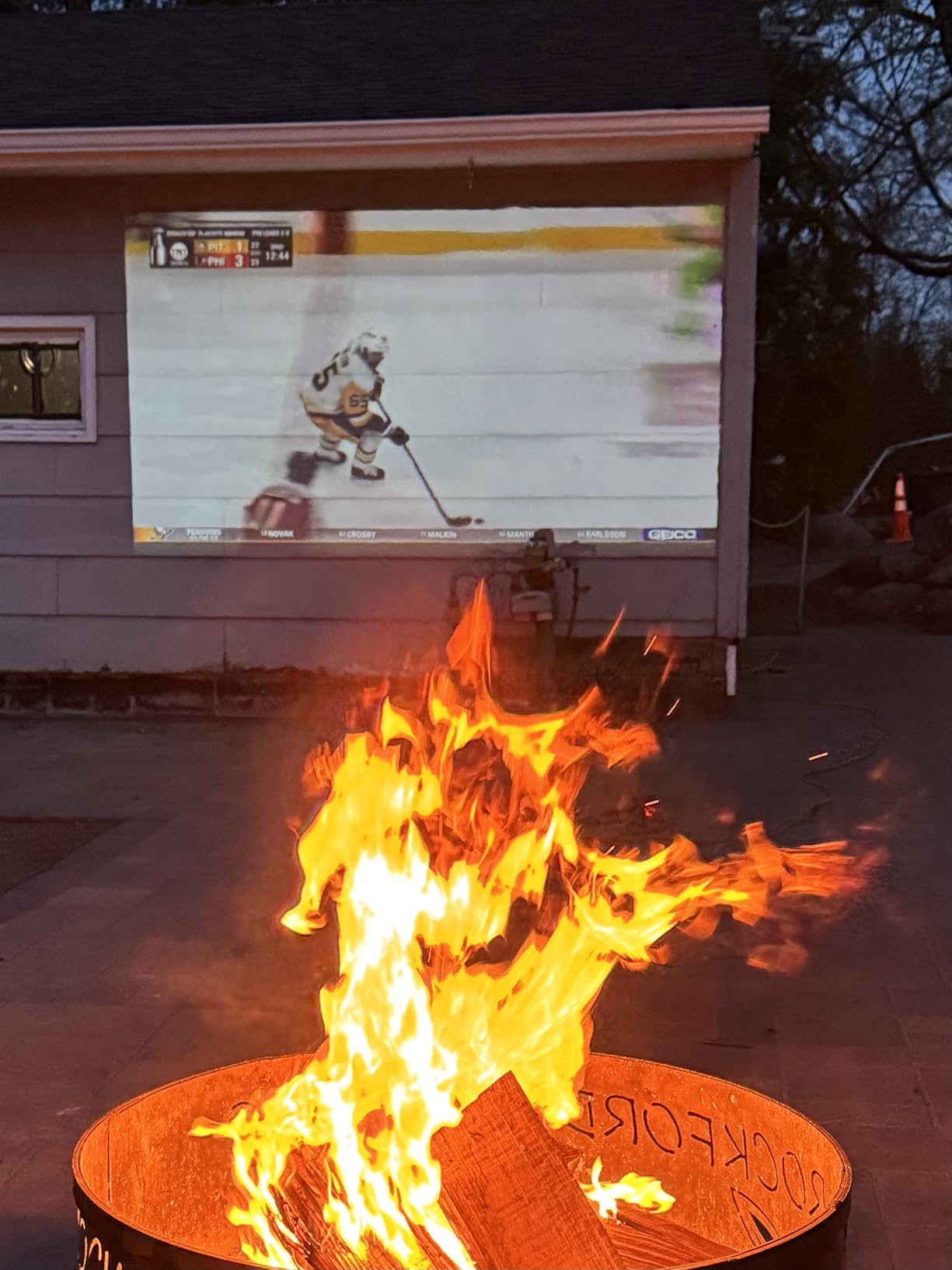 NEBULA Mars 3 Outdoor Portable Projector, 1000 ANSI Lumens, AI-Powered Image, Built-In Battery with 5 Hour Playtime, Android TV, 200 Inch Home Theater, for Backyard, Office and Business, and Camping customer photo 2