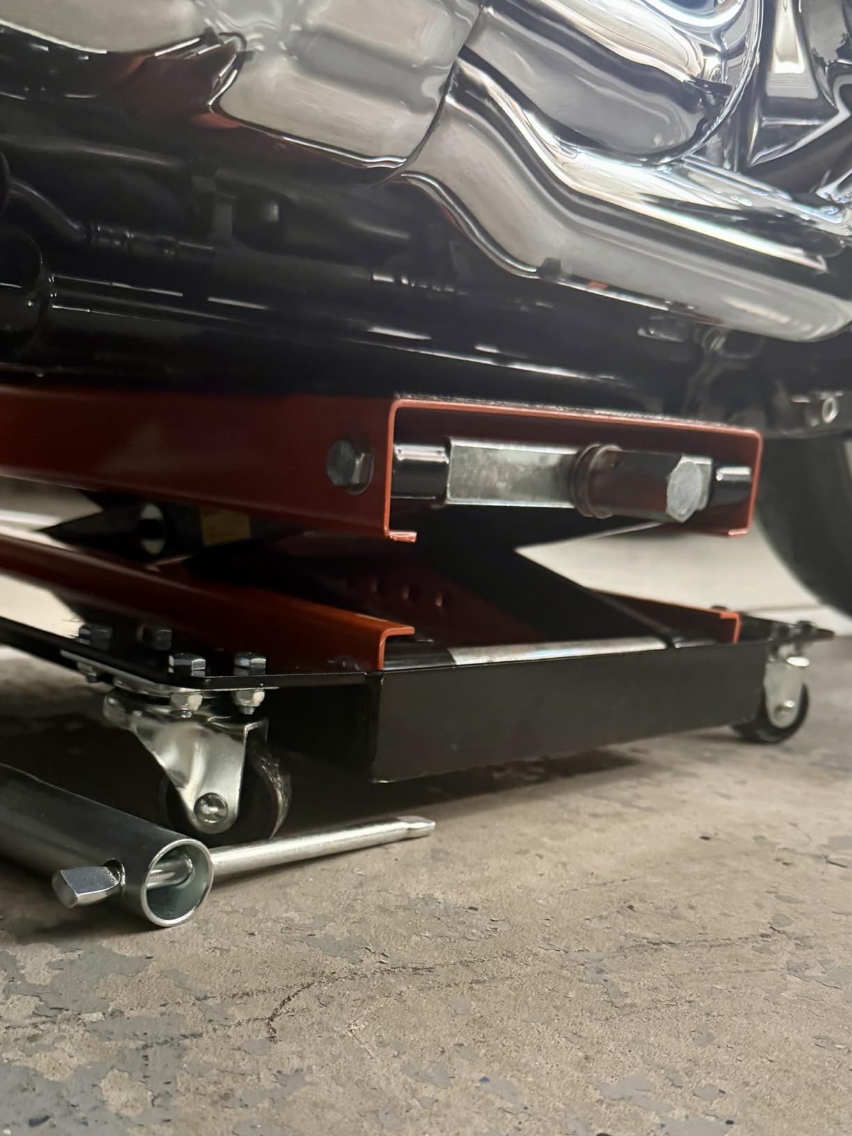 VEVOR Motorcycle Lift, 1100 LBS Motorcycle Lift ATV Scissor Lift Jack with Dolly & Hand Crank, Center Hoist Crank Stand with Wide Deck & Tool Tray for Street Bikes, Cruiser Bikes, Touring Motorcycles customer photo 2