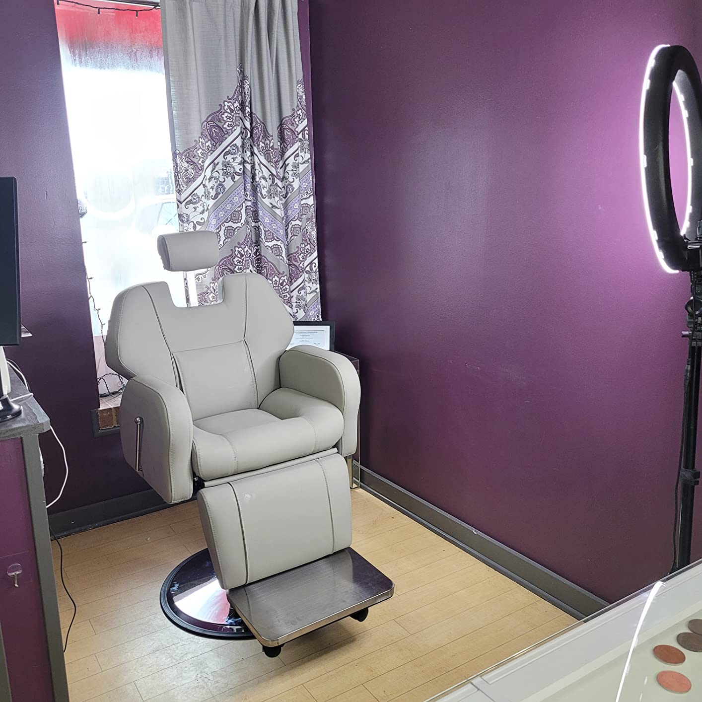 Baasha Vintage Black Reclining Barber Chair, Professional Salon Seat with Thick Padded Cushion and Removable Headrest, Ideal for Braiding and Styling Services customer photo 1