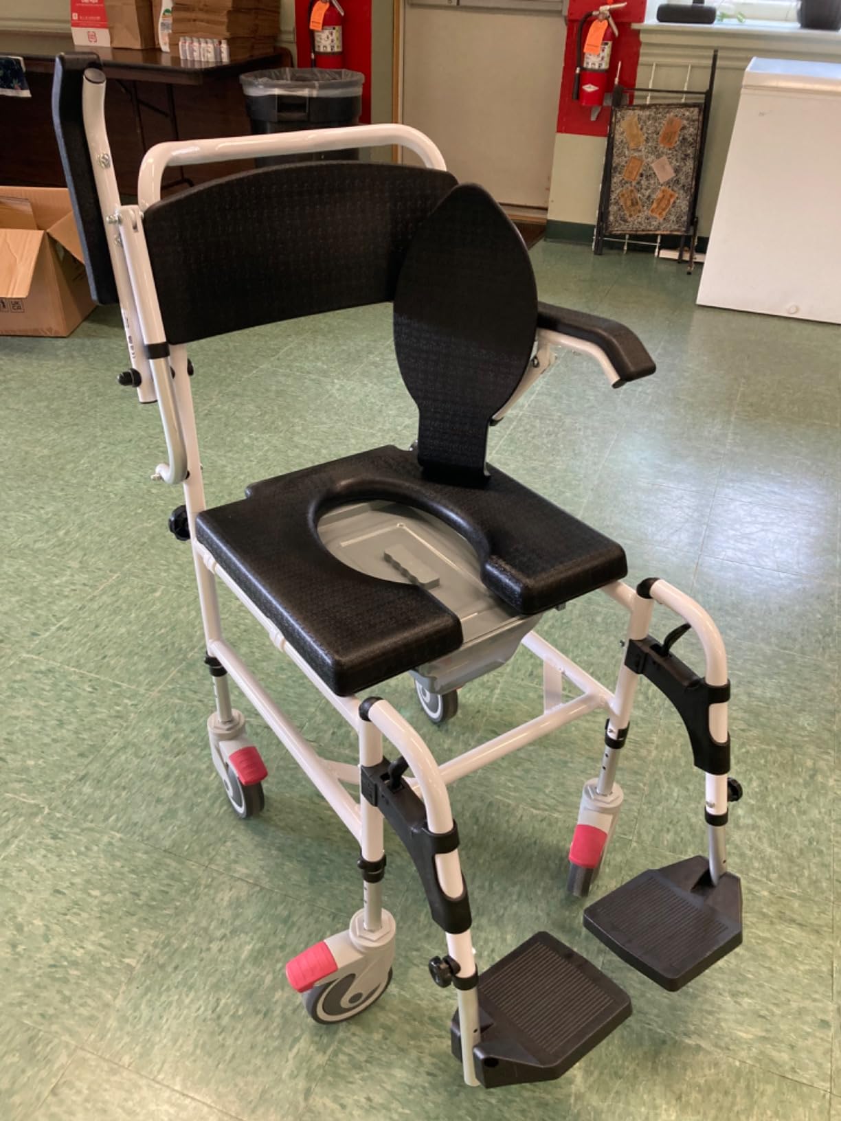 VEVOR Shower Commode Wheelchair with 4 Lockable Wheels, Footrests, Flip-up Arms, 3-Level Adjustable Height, 5L Removable Bucket, 350 LBS Capacity, Commode Chair for Adults Seniors customer photo 2