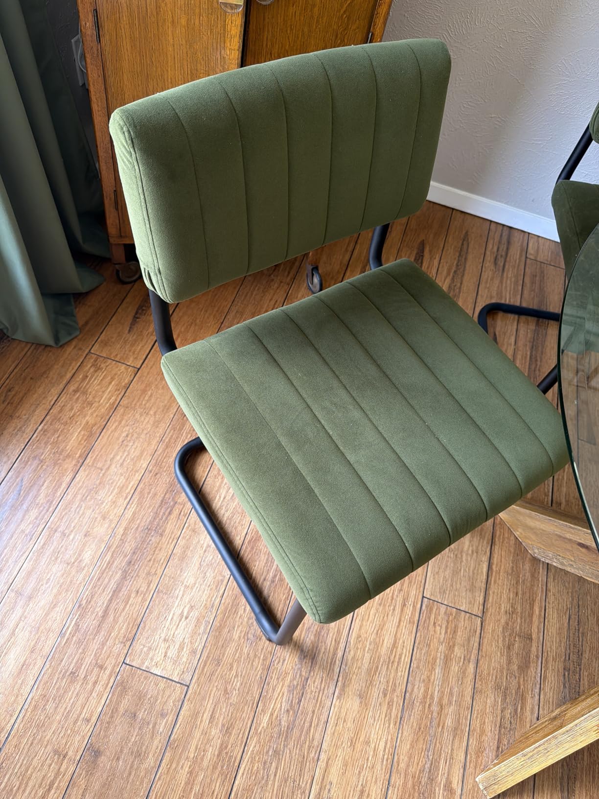ONEVOG Mid Century Modern Dining Chairs Set of 4, Green Velvet Kitchen Chairs with Tufted Backs, Upholstered Wide Seat, Armless Cantilevered Chairs with Metal Legs customer photo 2