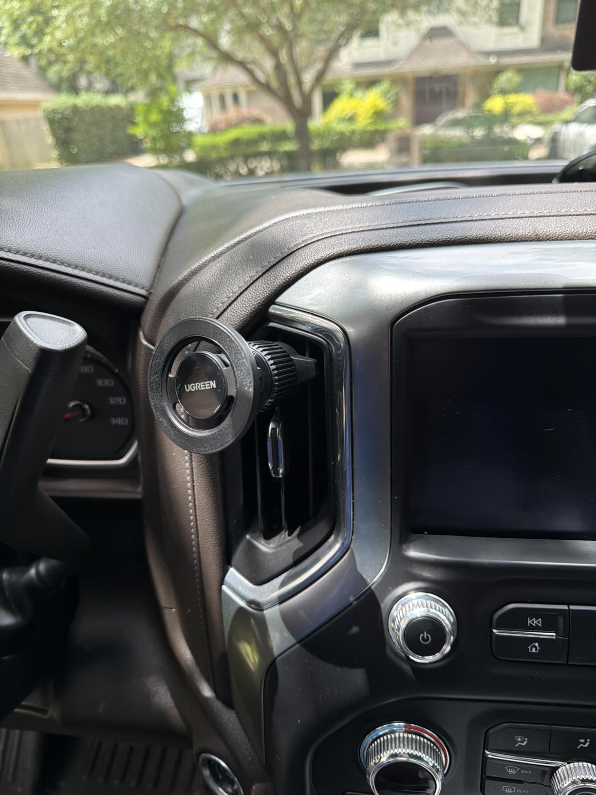 UGREEN Car Phone Mount for Magsafe Air Vent Car Mount Magnetic Phone Holder Compatible with iPhone 17 16 15 14 13 12 Pro Max, Strongest Magnet Black customer photo 1