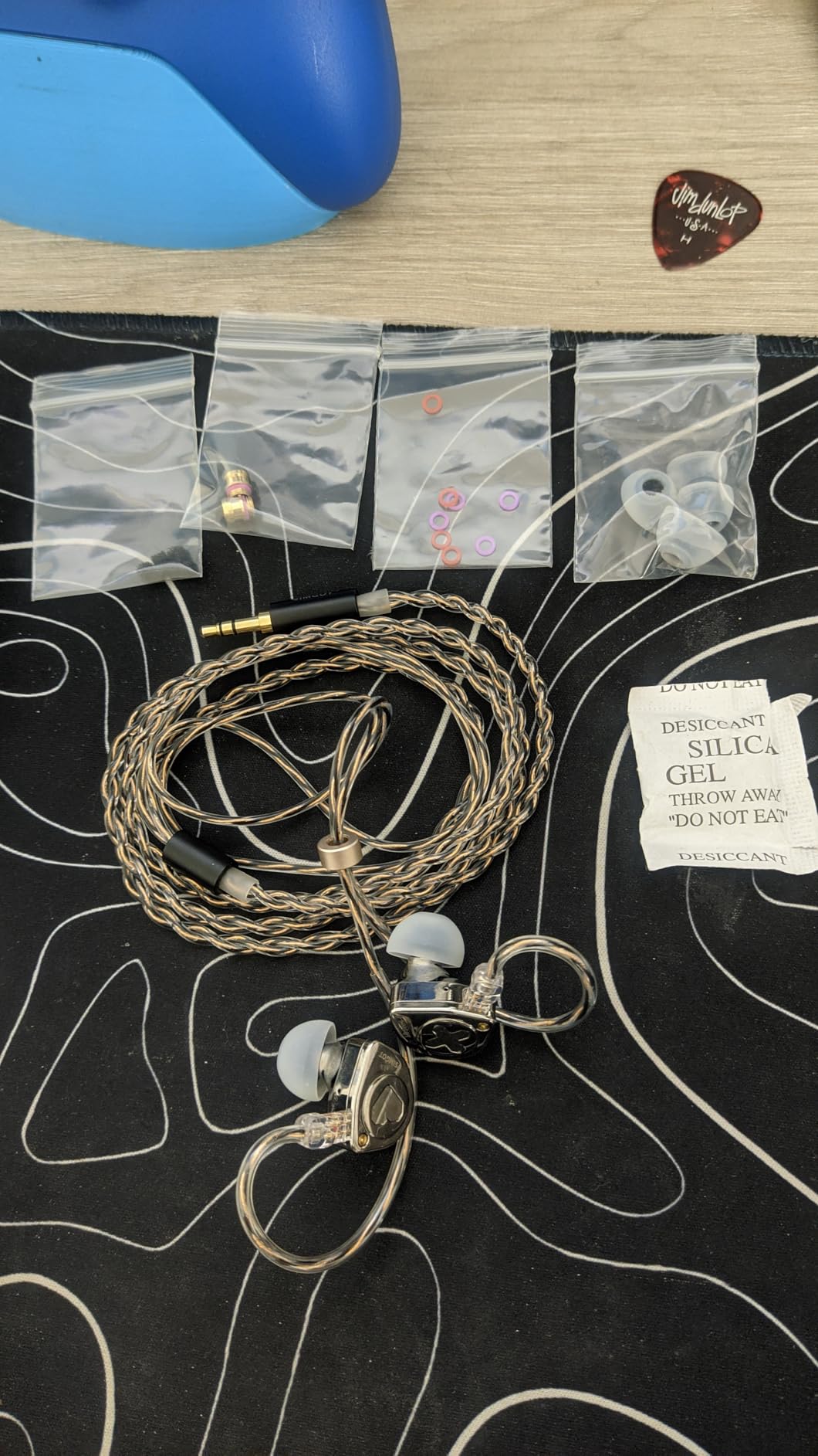 Linsoul SIMGOT EW300 1DD+1Planar+1PZT Hybrid Driver in Ear Monitor, Wired Earbuds IEM, Gaming Earbuds with Detachable Nozzles, Silver-Plated OFC IEM Cable for Audiophile Musician (Standard Edition) customer photo 2