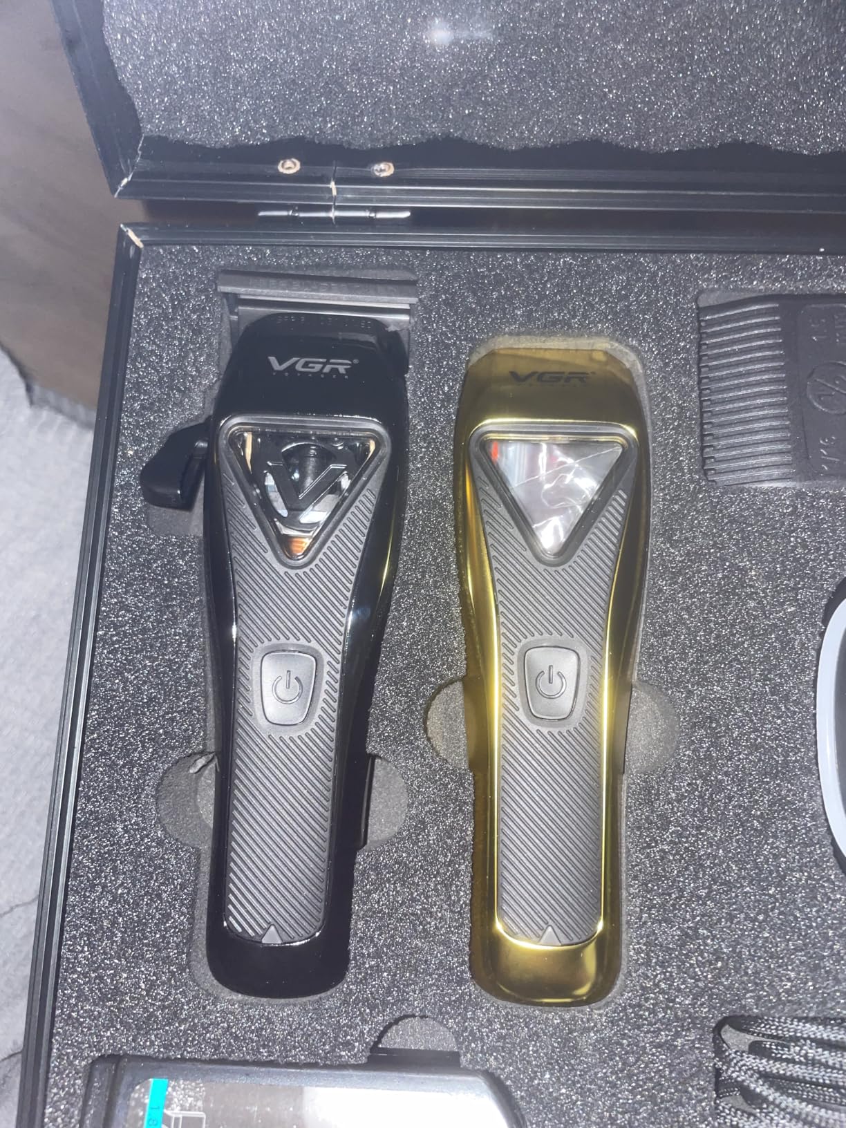 VGR 015 Professional Cordless Hair Clippers for Men, 9000 RPM Vector Motor Hair Trimmer DLC-Blade Barber Clipper for Hair Cutting with Metal Body, 1 Modular Lid in Black, Travel Case customer photo 2
