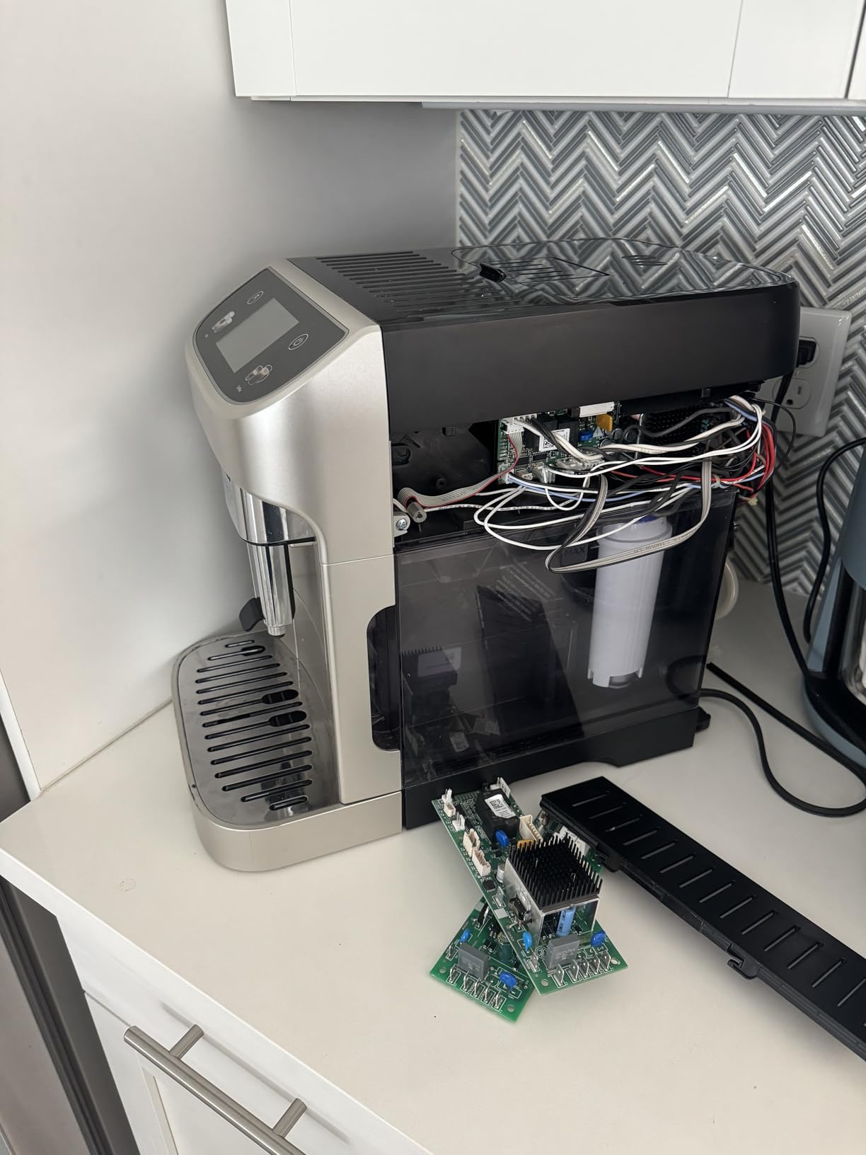De'Longhi Magnifica Plus Fully Automatic Espresso Machine - 18+ One Touch Coffee Recipes, Automatic Milk Steam Wand & Built-in Grinder, Touchscreen Display customer photo 2