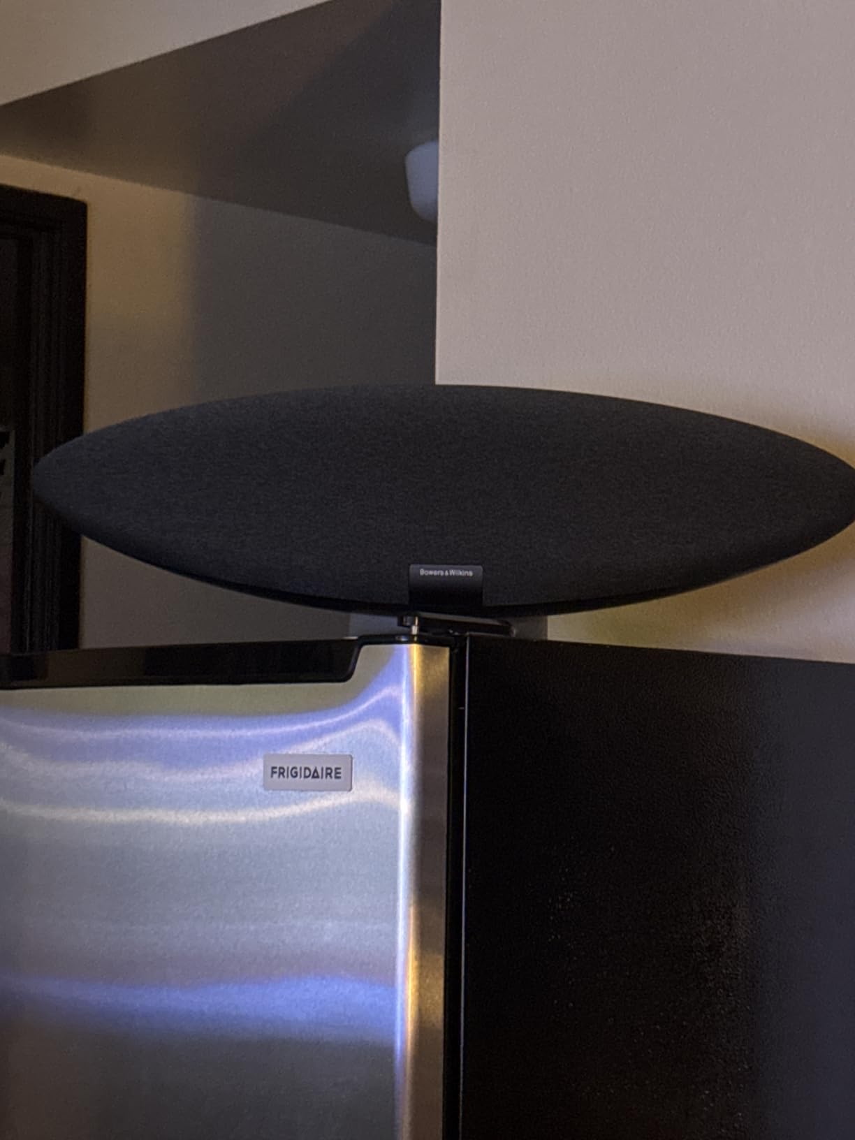 Bowers & Wilkins Zeppelin Pro Edition Wireless Speaker, Large Bluetooth Speaker, 5 Drivers Including Subwoofer, Bluetooth Streaming, AirPlay 2 & Spotify Connect, Multiroom Support, Solar Gold customer photo 2