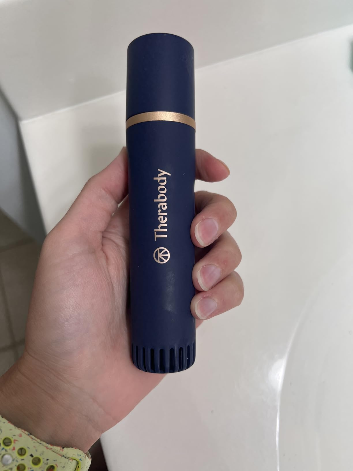 Therabody TheraFace Depuffing Wand - Cold and Heat Skincare Treatment to Depuff and Glow; Beauty Wand, Face Roller and Eye Massager for Eye Puffiness, Dark Circles and Skin Radiance (White) customer photo 1