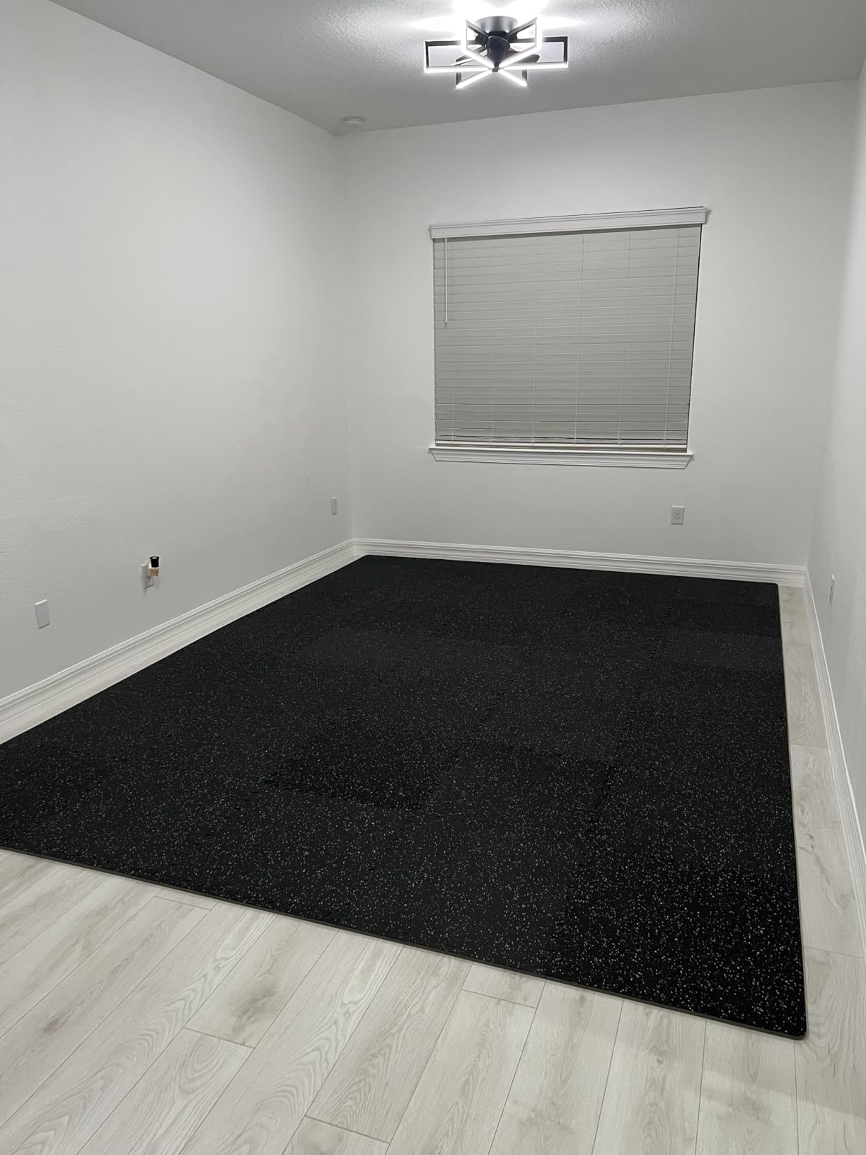 VEVOR 0.56Inch 48sq.ft 12 Tiles Gym Flooring for Home Gym, Rubber Top with High Density EVA Foam, 25 x 25In Gym Floor Exercise Equipment Mats, Interlocking Gym Mats, Puzzle Workout Mats, Black & White customer photo 2