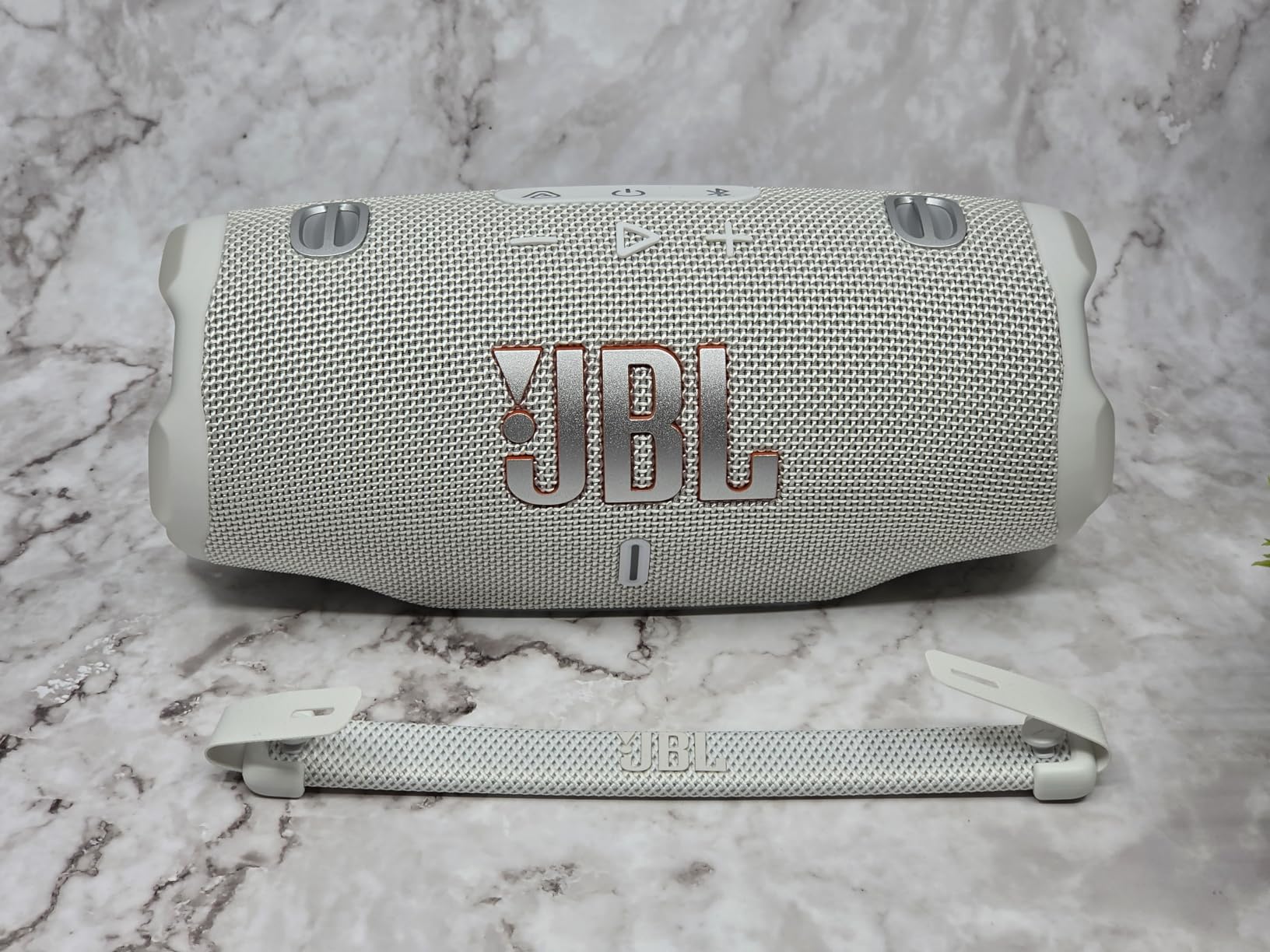 JBL Charge 6 - Portable Waterproof & Drop-Proof Bluetooth Speaker, Bold JBL Pro Sound with AI Sound Boost, 28Hrs of Playtime, Built-in powerbank & Comes with a Sturdy/Removable Carrying Strap (Black) customer photo 1