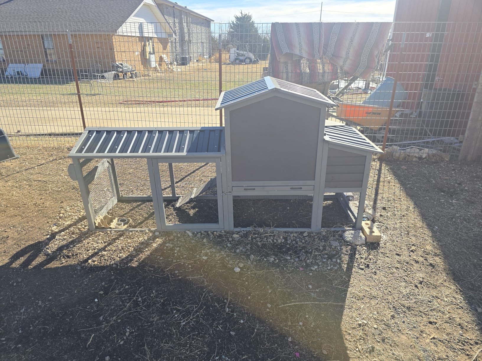 Mobile Chicken Coop with Wheels for 4-6 Chickens, Large Outdoor Hen House with Run, Weatherproof Asphalt Roof, Sectionable Nesting Box & Pull-Out Tray, 82.4