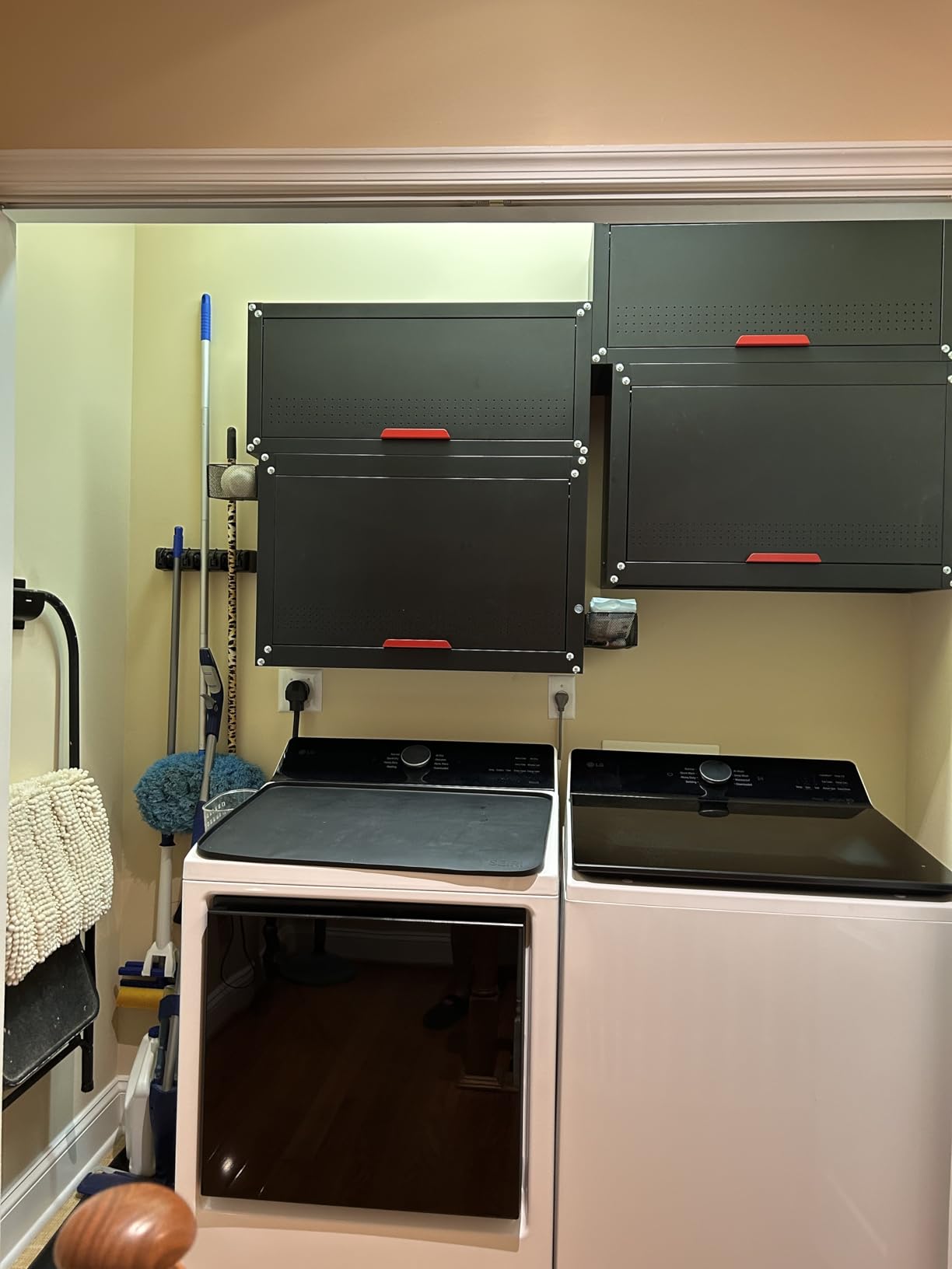 Eltean Metal Wall Cabinet, Wall Mounted Garage Storage Cabinet with Lock and Handle, Garage Wall Cabinet with Adjustable Shelves for Garages, Storage Rooms, Basements customer photo 2