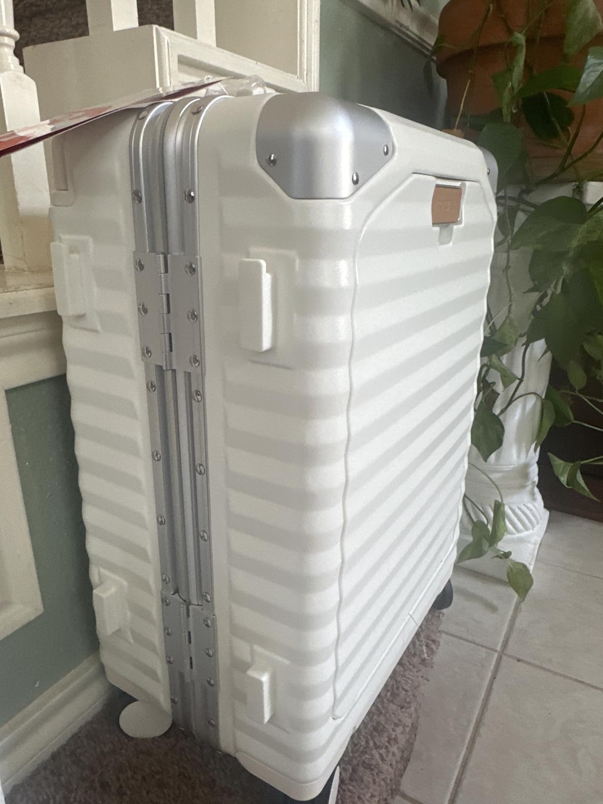 Joyway 20 Inch Carry on Luggage with Aluminium Frame and Front Pocket, PC Hardshell Suitcase with USB Port and Cup Holder, 21.5x14.2x9 Airline Approved, Luggage with Spinner Wheels and TSA Lock(White) customer photo 2