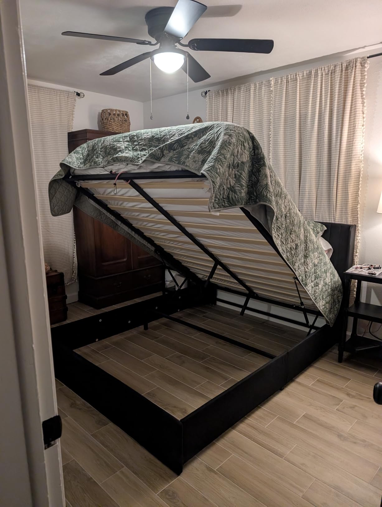 Einhomn Queen Size Lift Up Storage Bed with Wingback Headboard, Upholstered Velvet Bed Frame with Heavy Duty Wooden Slat Support, Hydraulic Storage, Noise Free, Easy Assembly, White customer photo 2