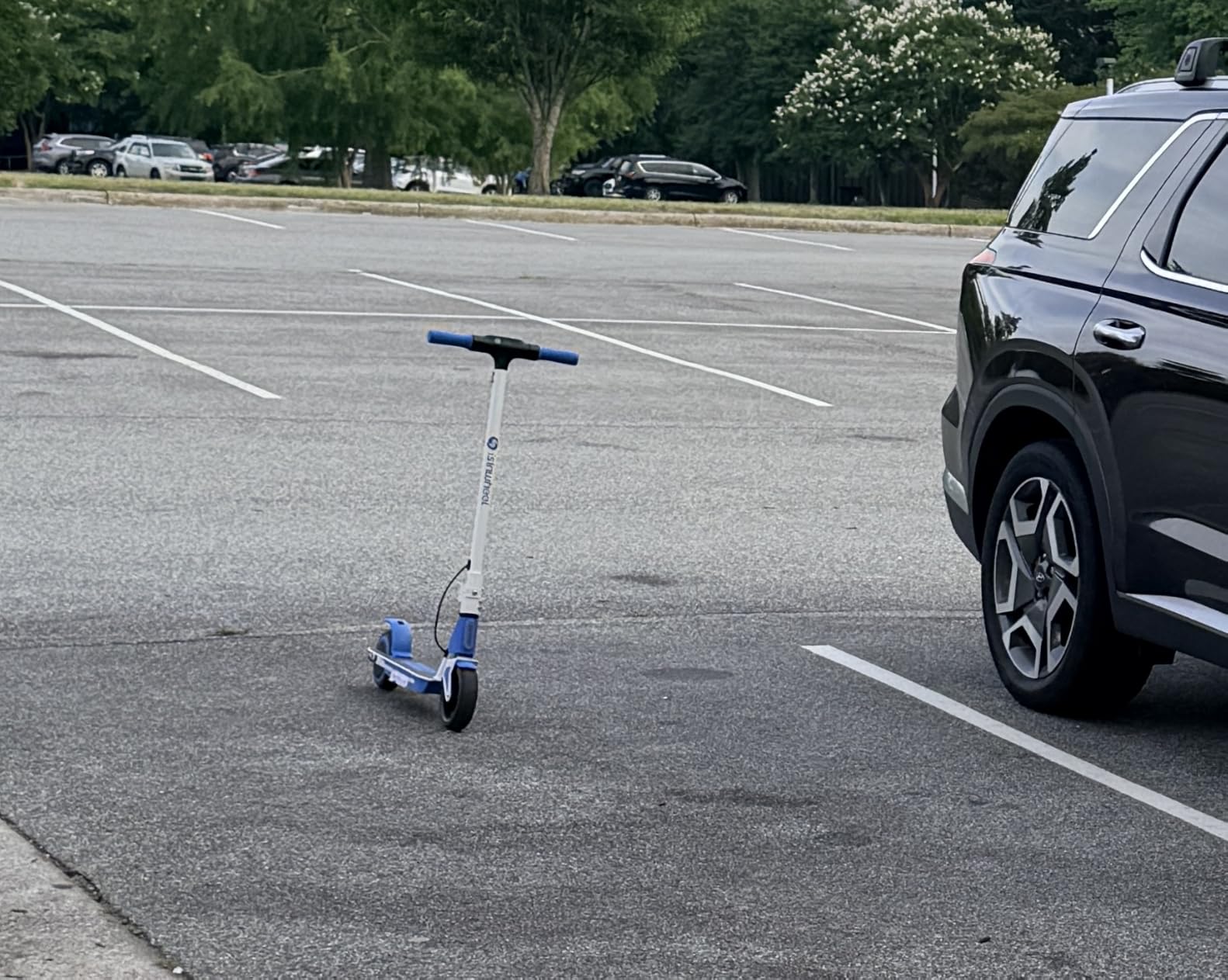 isinwheel Electric Scooter for Kids Ages 6-14, 200W/250W Foldable Kids Electric Scooter with 3 Speeds (5/8/12 Mph), Adjustable Handlebar, Dual Brakes, LED Display, Colorful Lights, Gift for Kid customer photo 1