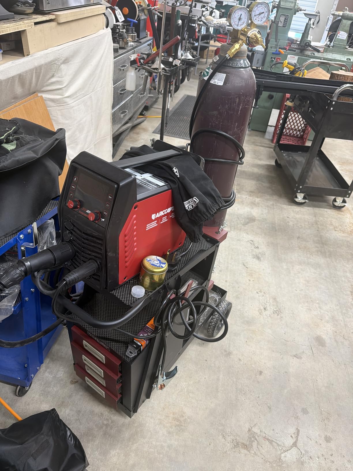 YESWELDER Welding Cart with 4 Drawers for MIG Welder TIG Welder and Plasma Cutter, Black&Red Version Heavy Duty Large Storage 360° Rolling Welding Trolley customer photo 1
