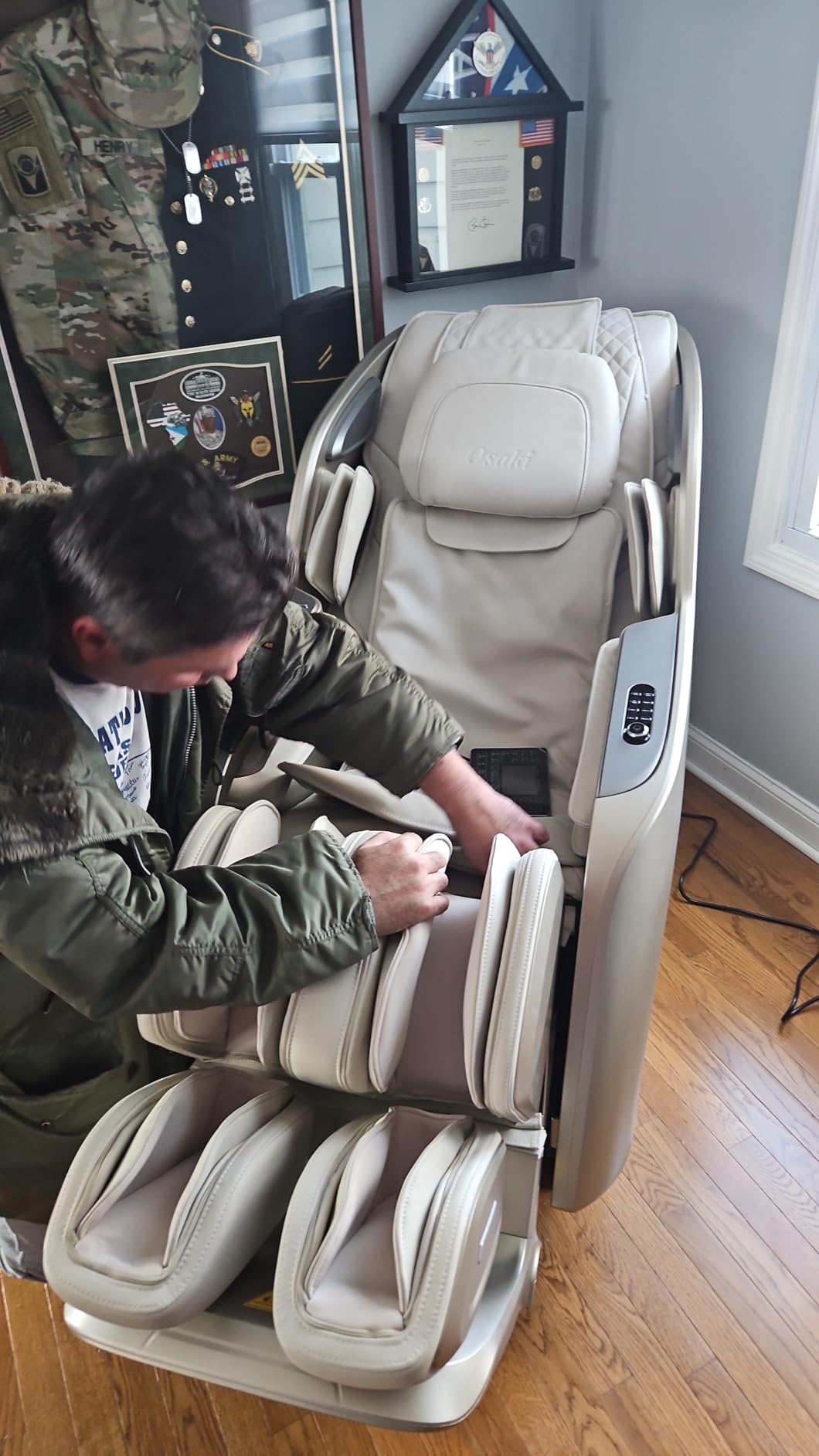 Osaki 4D Achilles l 360 Rotating Footrest l Full Body Massage Chair l Zero Gravity l 360 Kneading Calfrest l Lumbar Heating l Touchscreen Controller l Auto Body Scan l Bluetooth Speaker (Taupe) customer photo 1