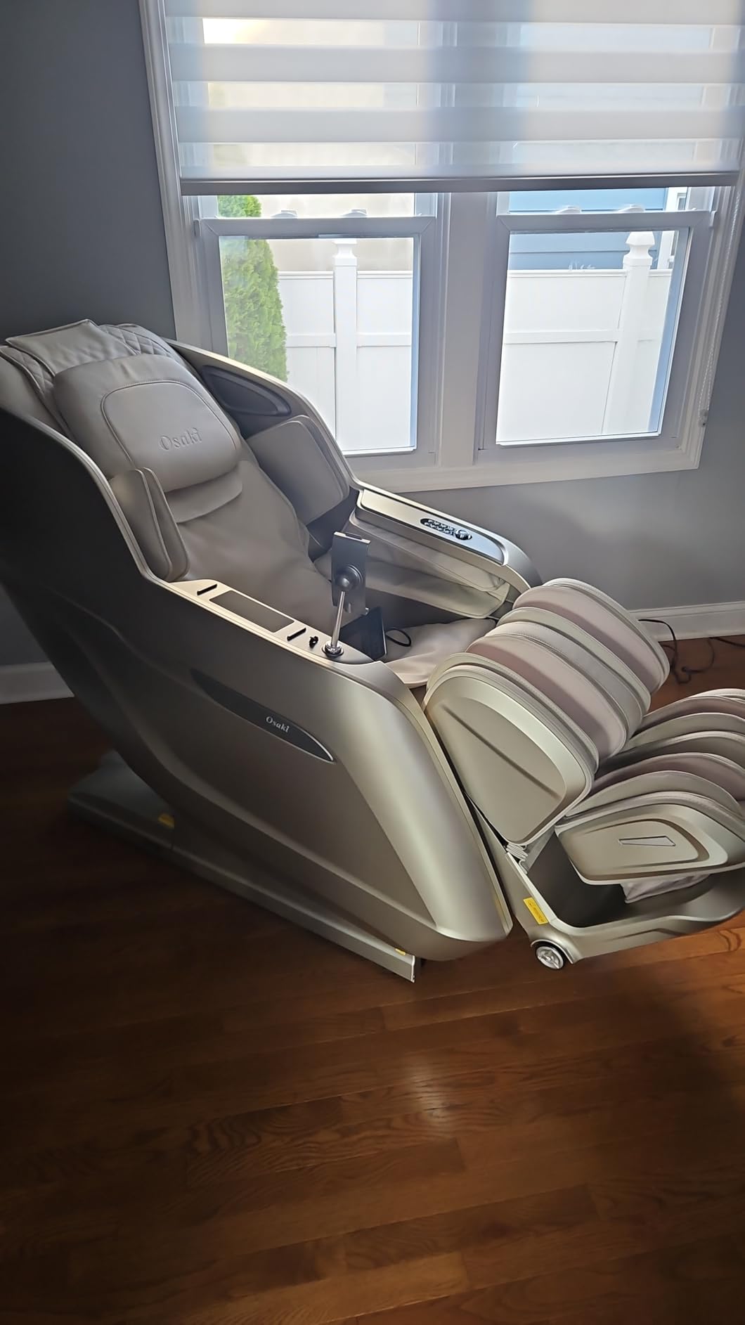 Osaki 4D Achilles l 360 Rotating Footrest l Full Body Massage Chair l Zero Gravity l 360 Kneading Calfrest l Lumbar Heating l Touchscreen Controller l Auto Body Scan l Bluetooth Speaker (Taupe) customer photo 2