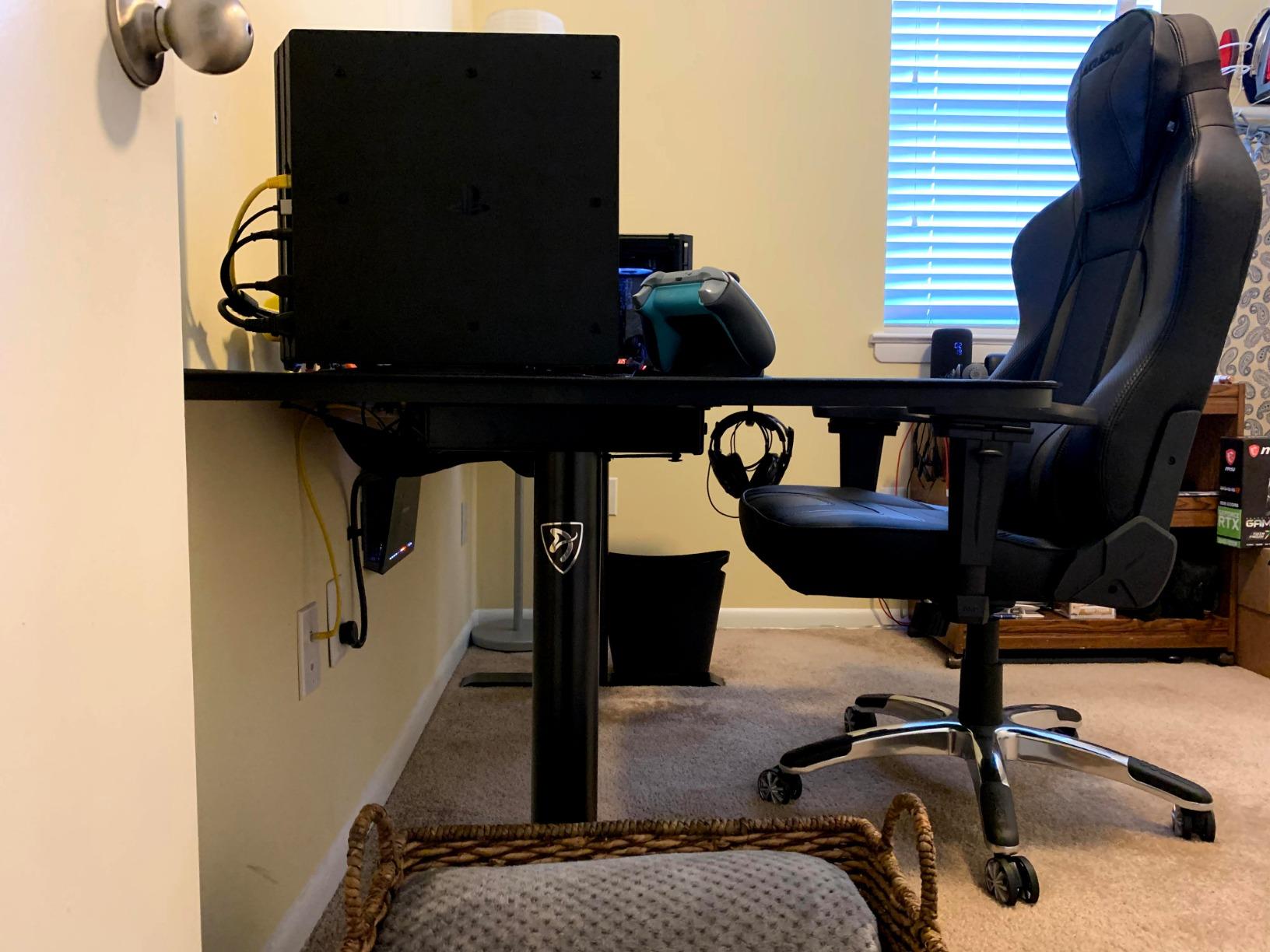 Arozzi Arena Medium Gamer Desk - 55x30