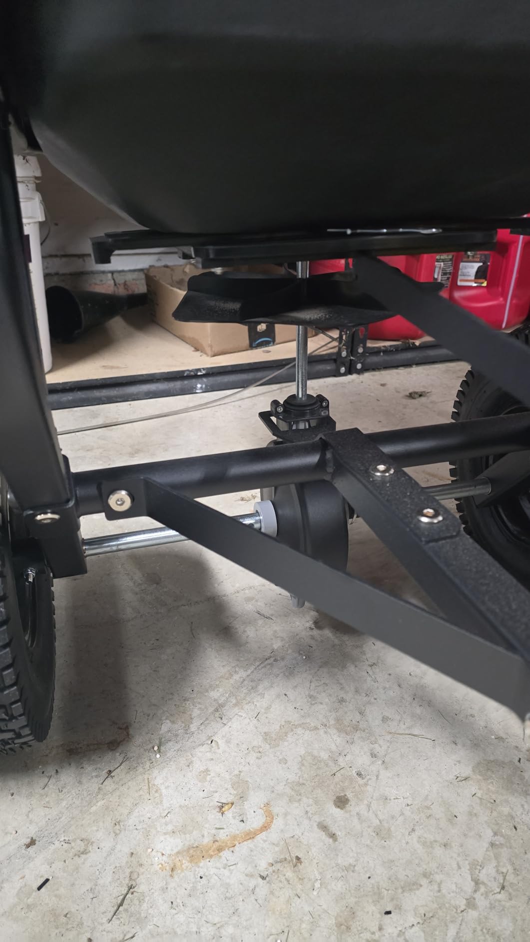 Tow Behind Broadcast Spreader, 200 LB Capacity, Fertilizer Spreader Holds up to 550 lbs with 13