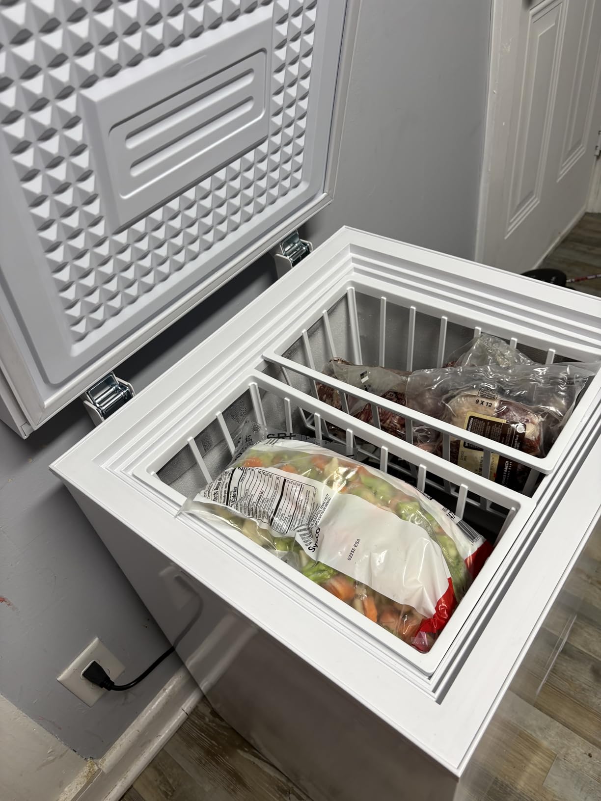 Hamilton Beach HBFRF2129 21 cu ft Double Door LID Garage-Ready Chest Freezer-White, Vinyl-Coated Baskets, Space-Saving Flat Back, Stay-Open, Front-Access Drain, for Storage, Hunting, Large Family customer photo 1
