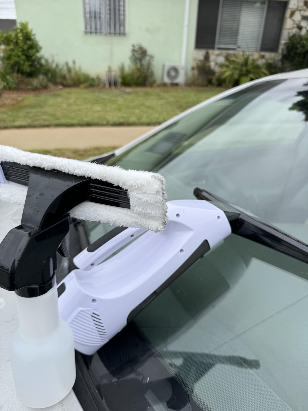 Window Vacuum Squeegee Cordless, 2000Pa Electric Window Vacuum Cleaner with 200ML Water Tank, Rechargeable Electric Squeegee for Windows, Tiles, Mirrors, Showers, Glass, 2200mA customer photo 1