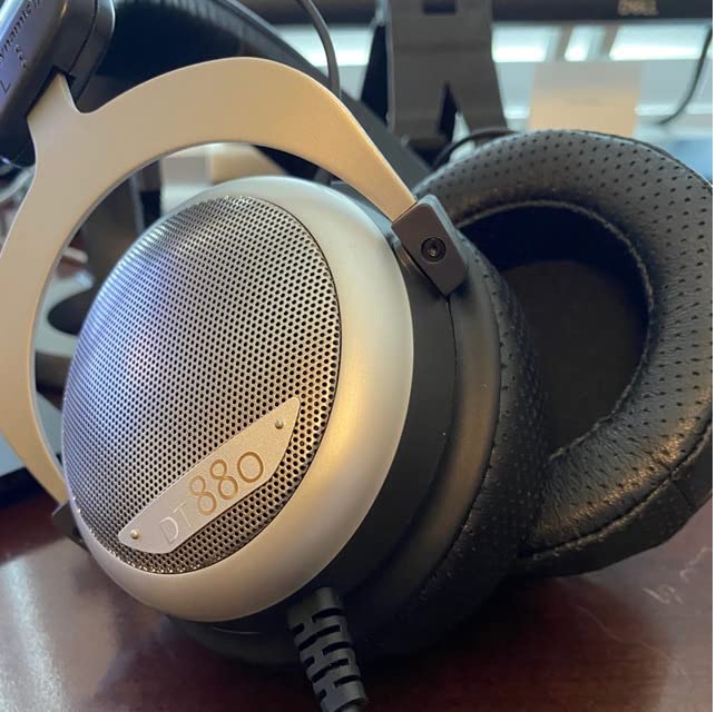 beyerdynamic DT 880 Premium Edition 32 Ohm Over-Ear-Stereo Headphones, Semi-Open Design, Wired, high-end, for Tablet and Smartphone customer photo 2