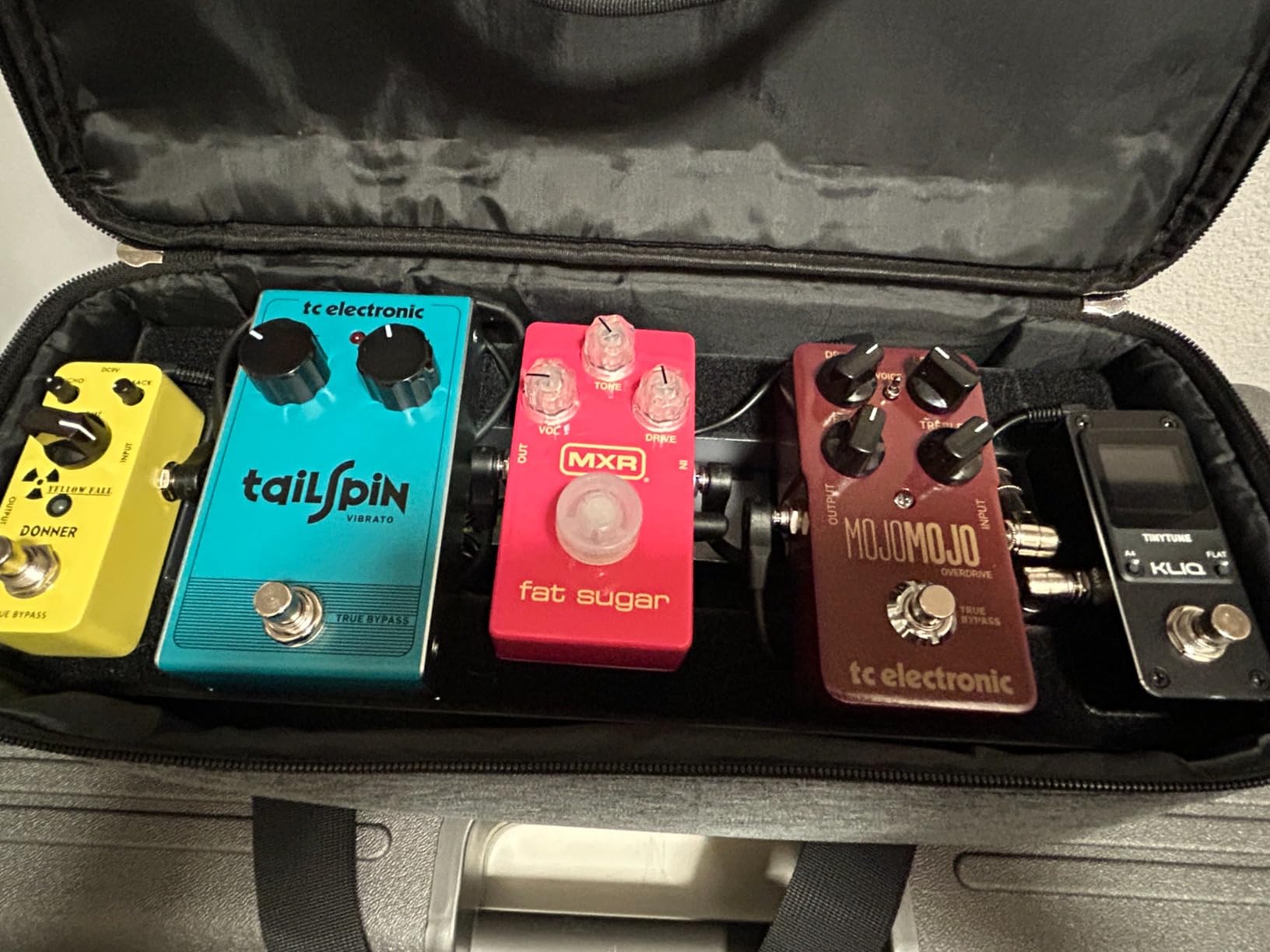 TC Electronic MojoMojo Overdrive Exceptional Overdrive Pedal with Extra Headroom, Precise Controls and a Voicing Switch customer photo 1