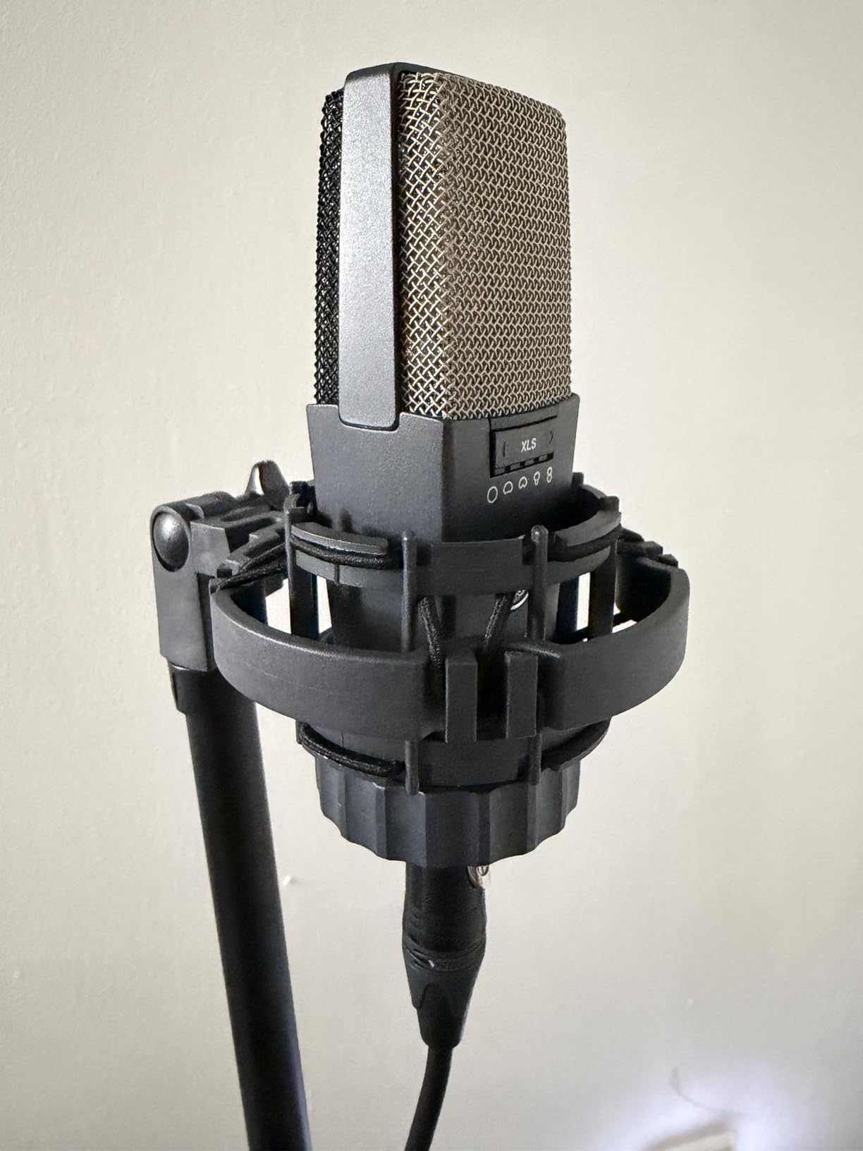 AKG Pro Audio C214 Professional Large-Diaphragm Condenser Microphone, Matched Pair, C214 Pair customer photo 2