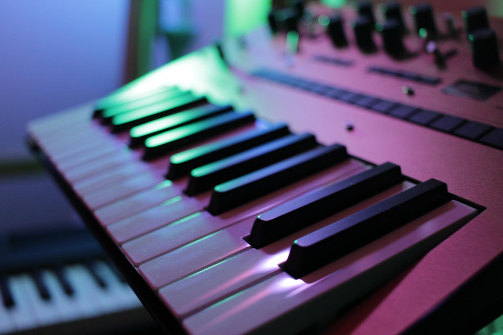 Korg monologue Monophonic Analog Synthesizer w/ 16-step Sequencer and OLED Oscilloscope customer photo 1